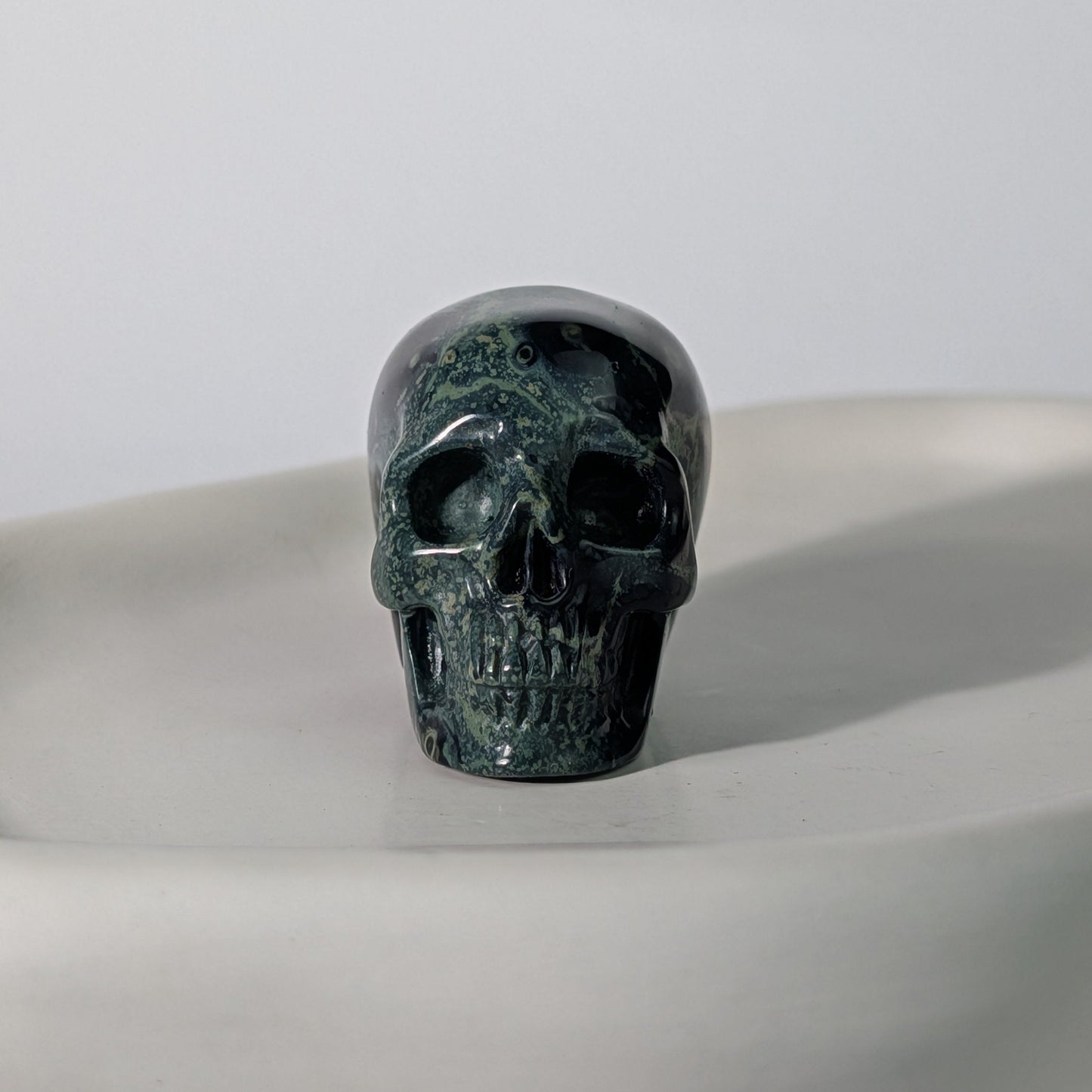 Gemusterter Kristallschädel Illirias Rhyolith 94g