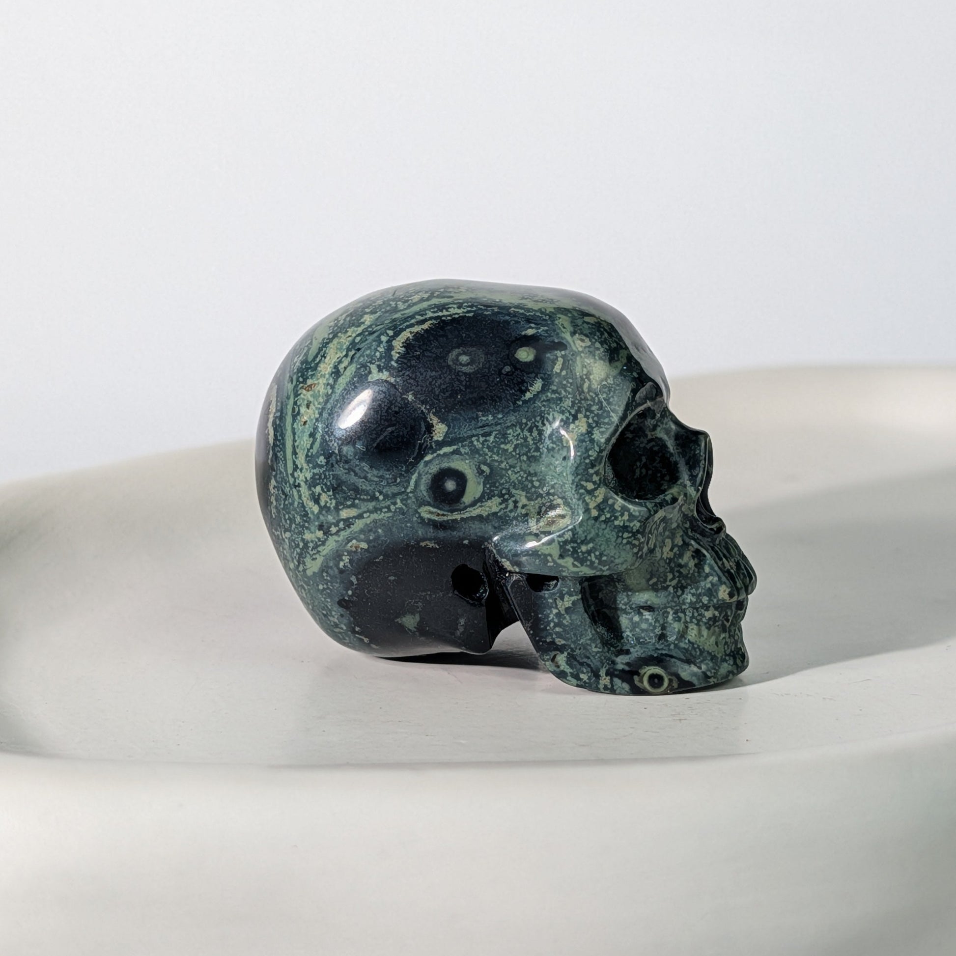 Gemusterter Kristallschädel Illirias Rhyolith 94g