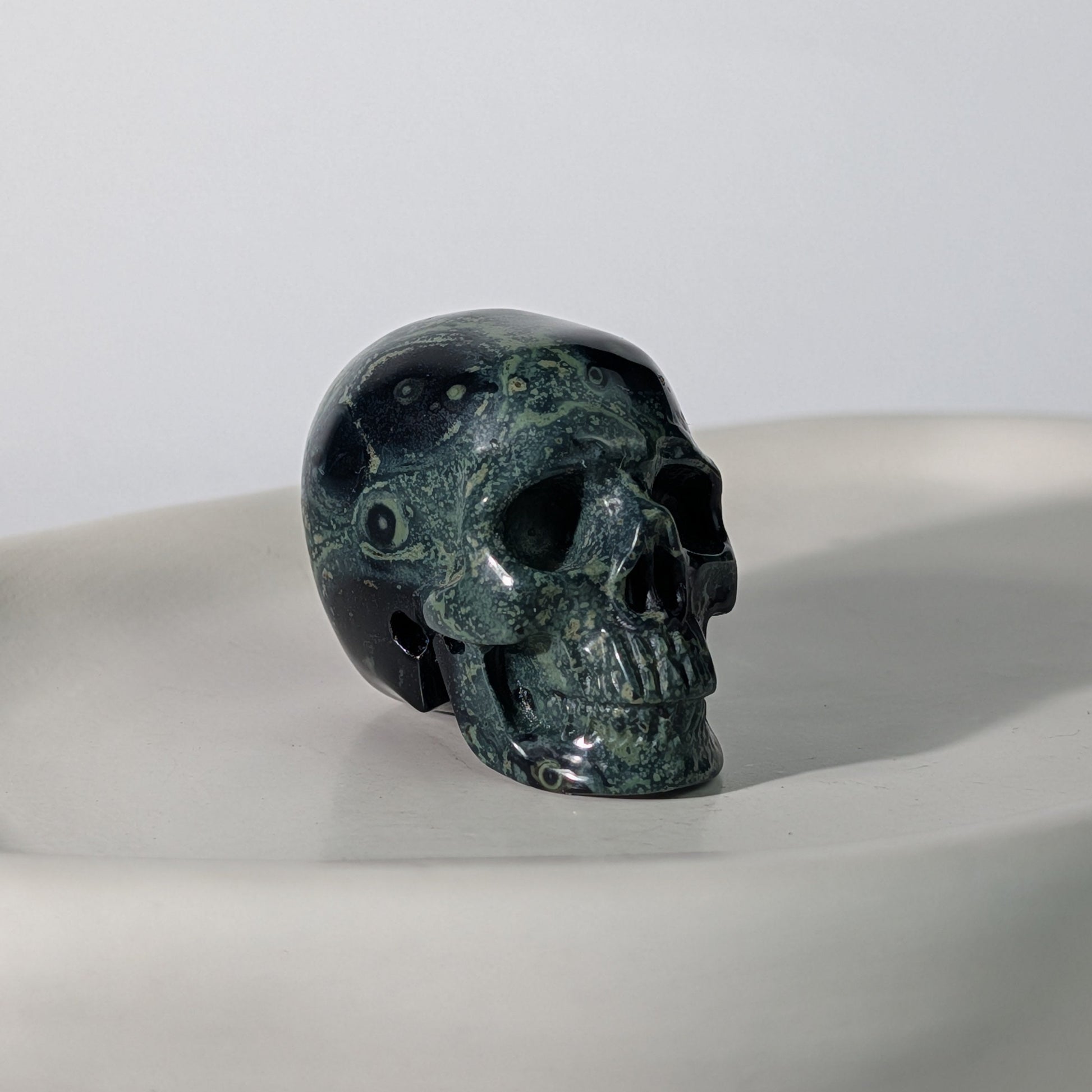 Gemusterter Kristallschädel Illirias Rhyolith 94g