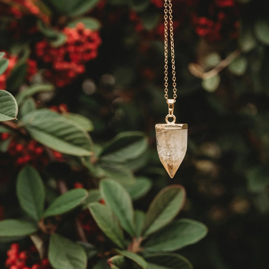 Goldene Halskette mit einem strahlenden Citrin-Anhänger in Sonnenform.