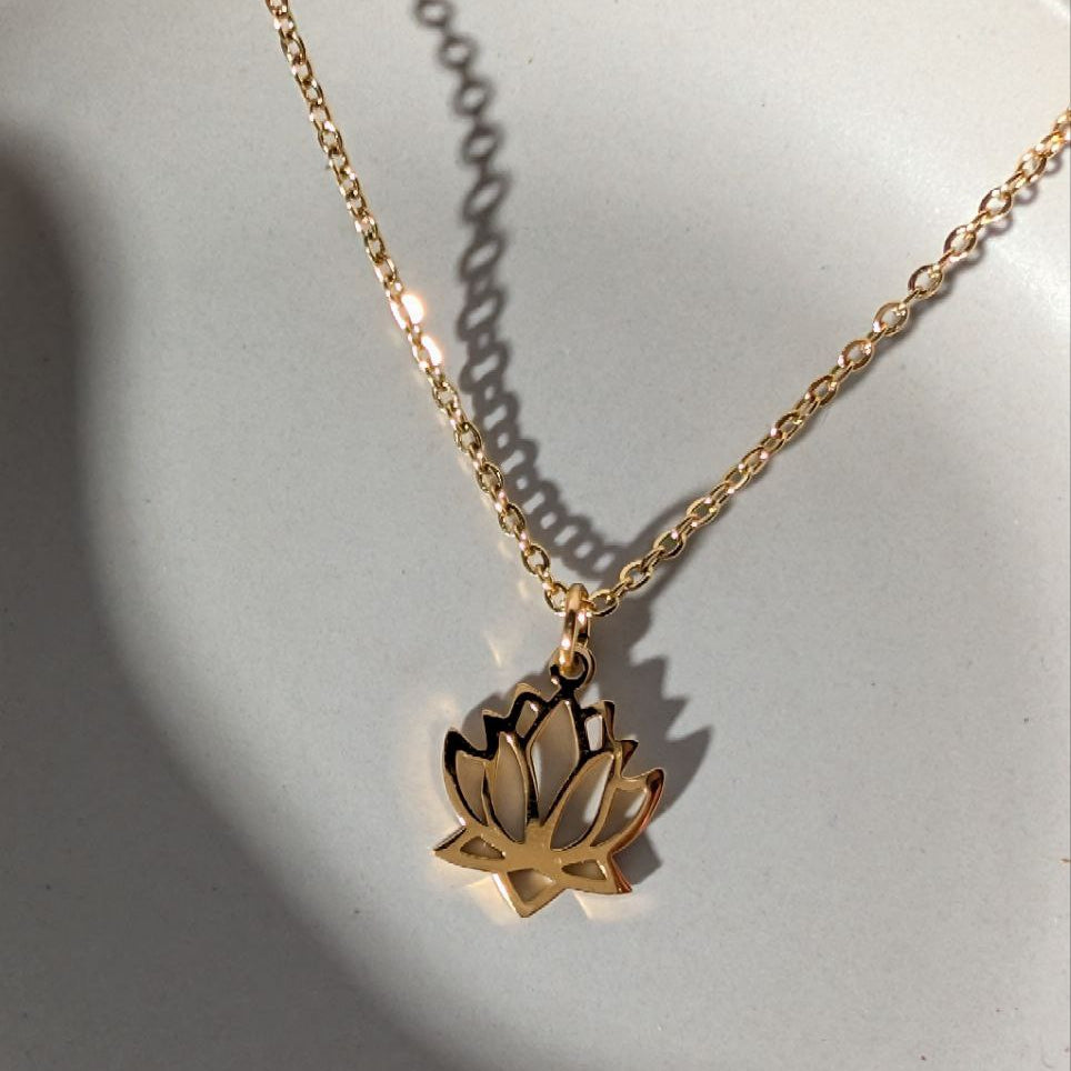 Goldene Lotus Kette (Edelstahl) von Temple of Desire, energetisch aufgeladen, in einer Keramikschale