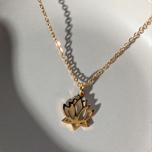 Goldene Lotus Kette (Edelstahl) von Temple of Desire, energetisch aufgeladen, in einer Keramikschale