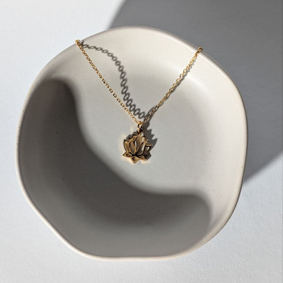 Goldene Lotus Kette (Edelstahl) von Temple of Desire, energetisch aufgeladen, in einer Keramikschale