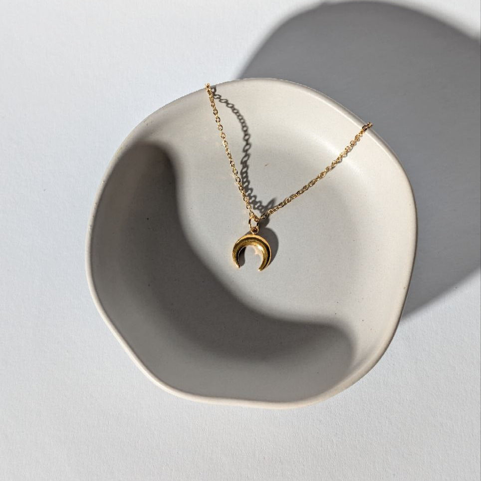 Goldene Mondsichel Kette (Edelstahl) von Temple of Desire, energetisch aufgeladen, an einer 45cm Kette