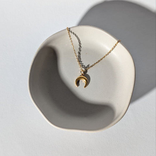 Goldene Mondsichel Kette (Edelstahl) von Temple of Desire, energetisch aufgeladen, an einer 45cm Kette