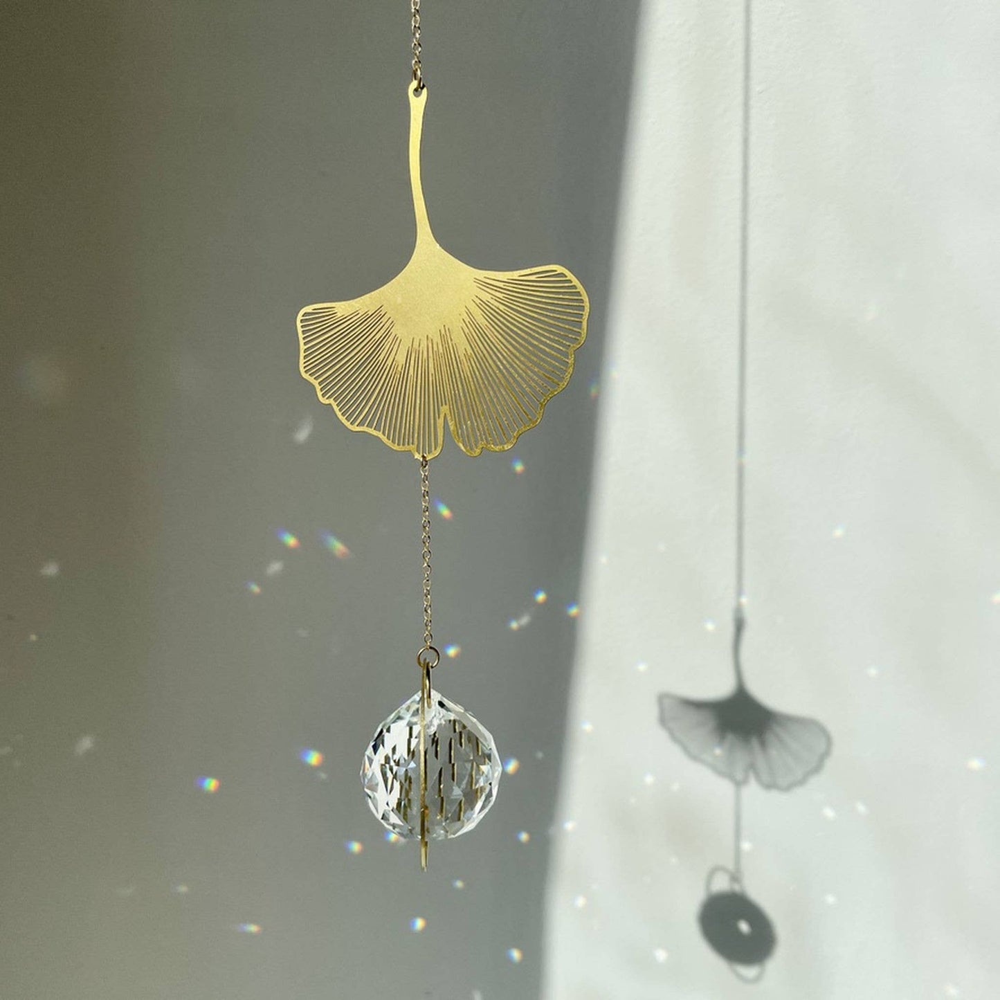Goldener Suncatcher Gingko von von Lani mit Kristallprisma, wirft Regenbogenlicht, handgefertigt in Hamburg