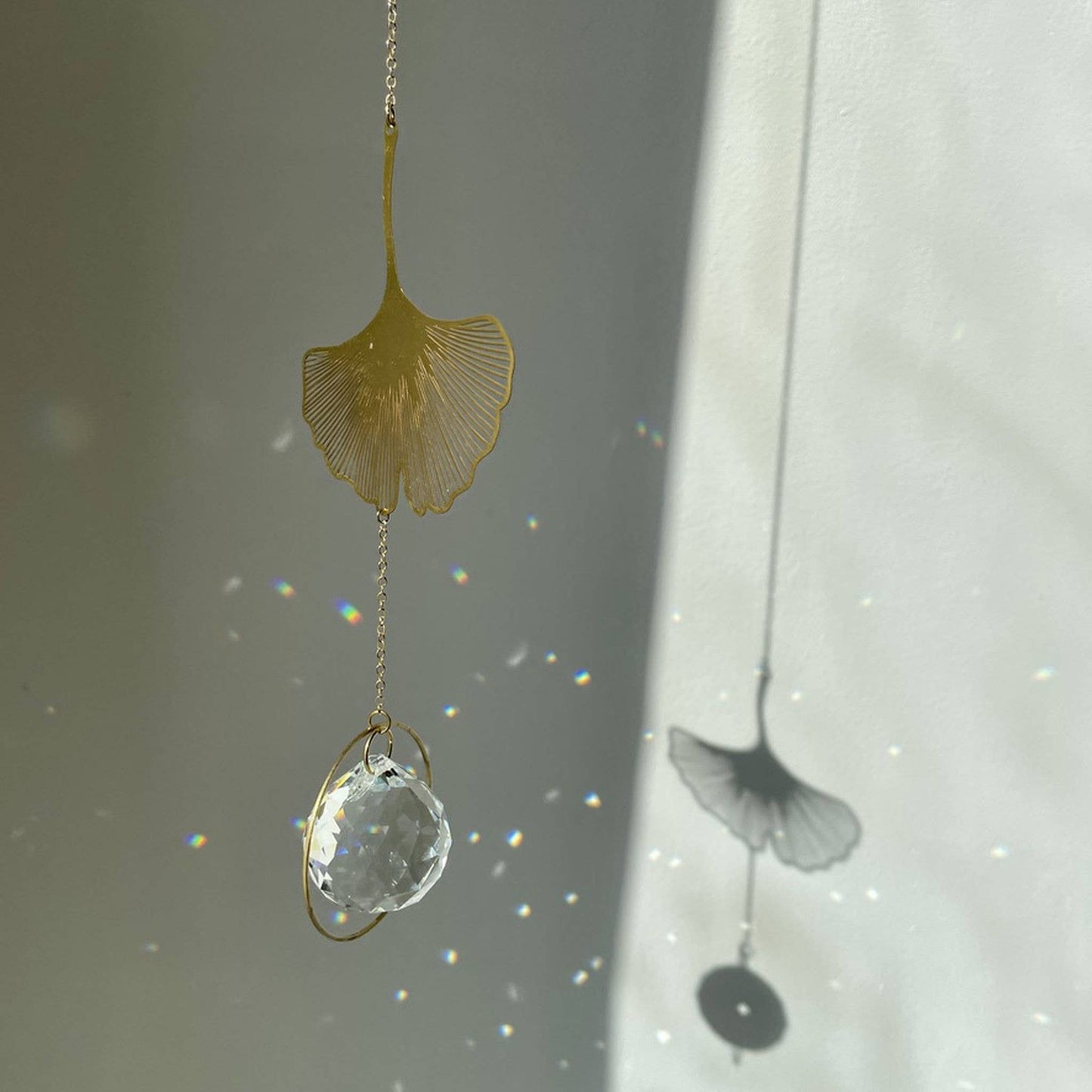 Goldener Suncatcher Gingko von von Lani mit Kristallprisma, wirft Regenbogenlicht, handgefertigt in Hamburg