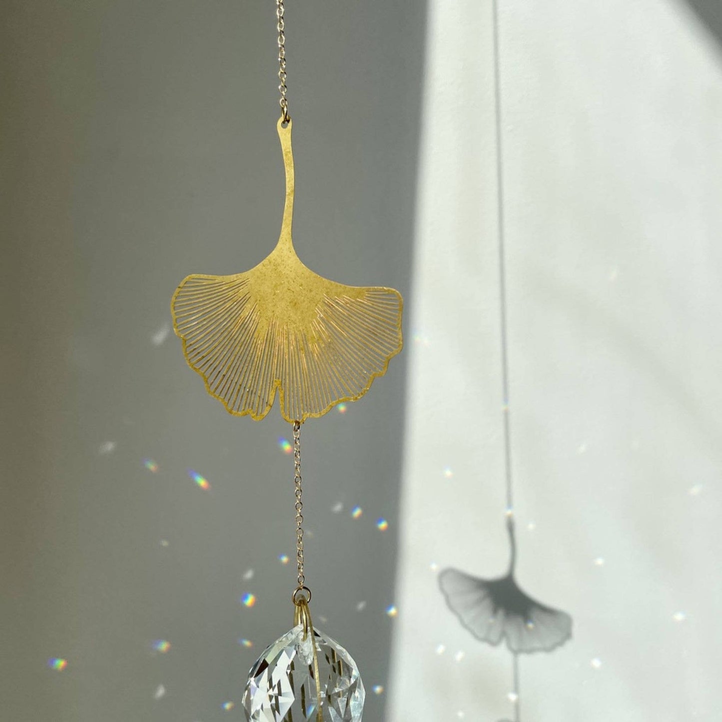 Goldener Suncatcher Gingko von von Lani mit Kristallprisma, wirft Regenbogenlicht, handgefertigt in Hamburg