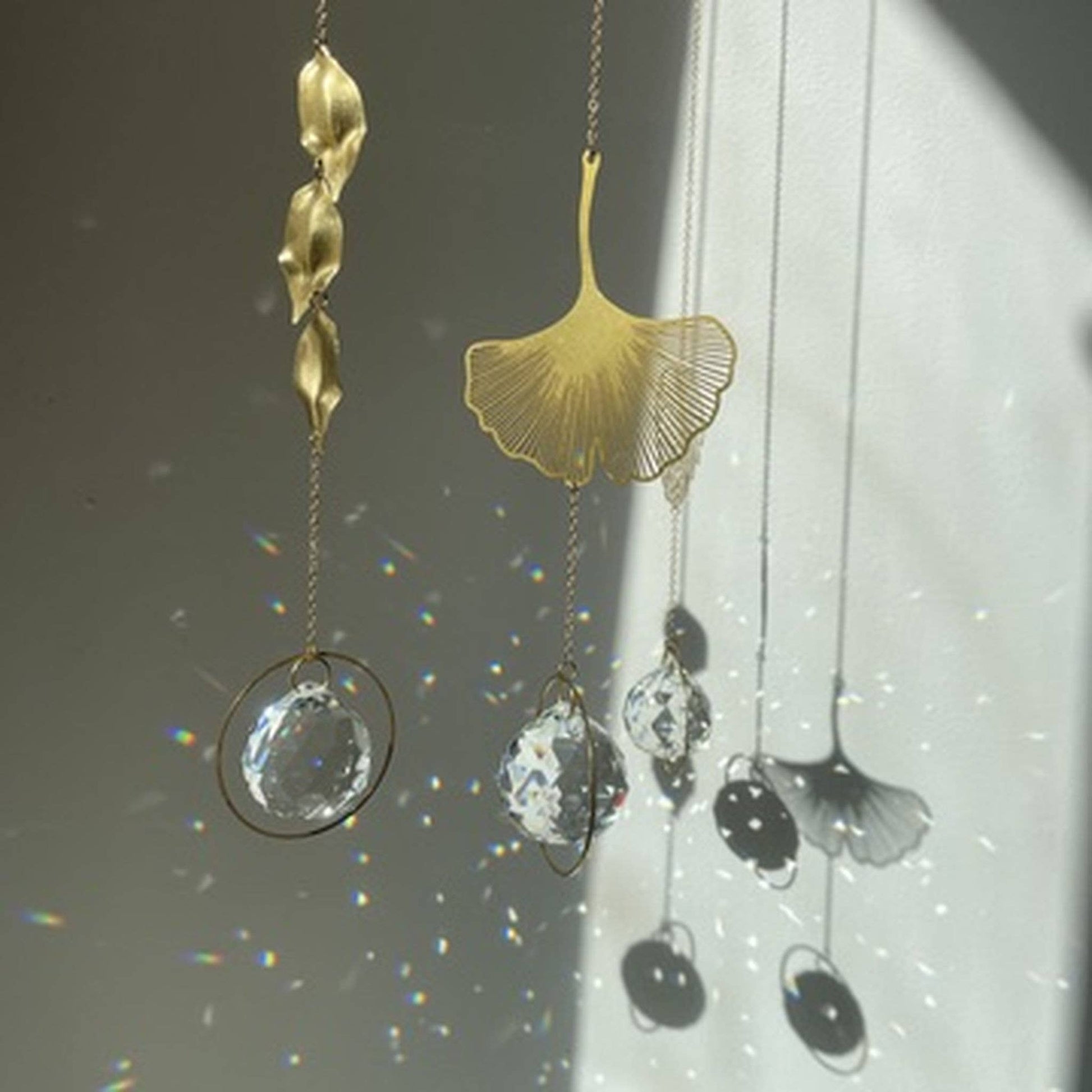 Goldener Suncatcher Gingko von von Lani mit Kristallprisma, wirft Regenbogenlicht, handgefertigt in Hamburg