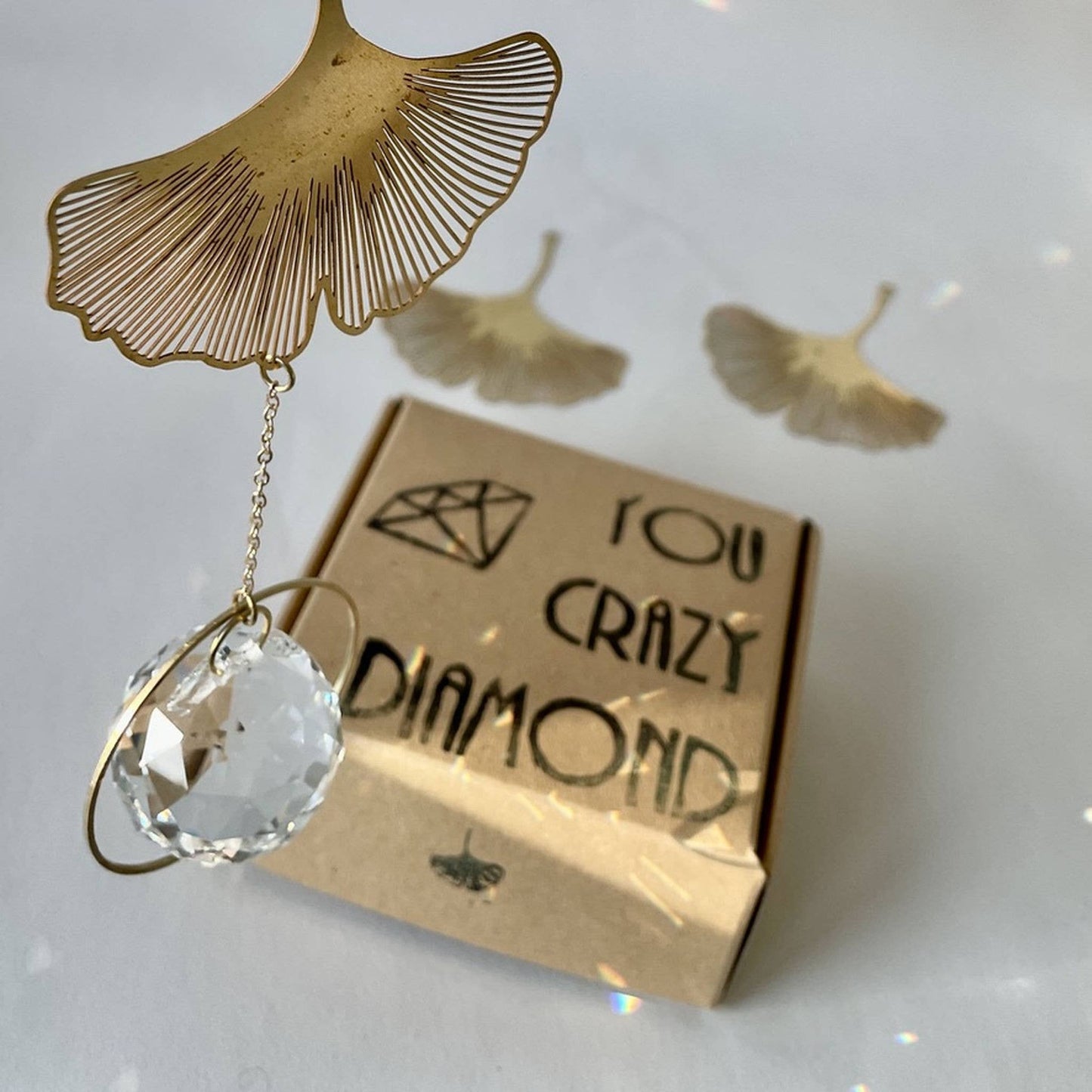 Goldener Suncatcher Gingko von von Lani mit Kristallprisma, wirft Regenbogenlicht, handgefertigt in Hamburg