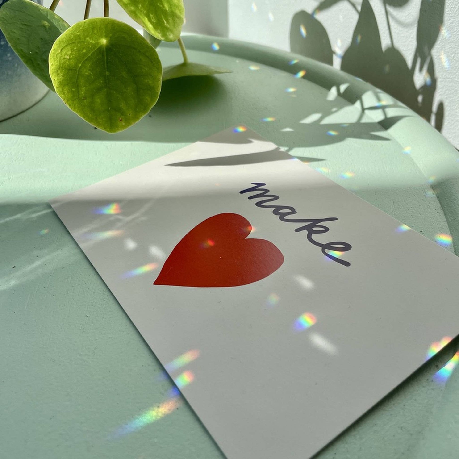 Goldener Suncatcher Gingko von von Lani mit Kristallprisma, wirft Regenbogenlicht, handgefertigt in Hamburg