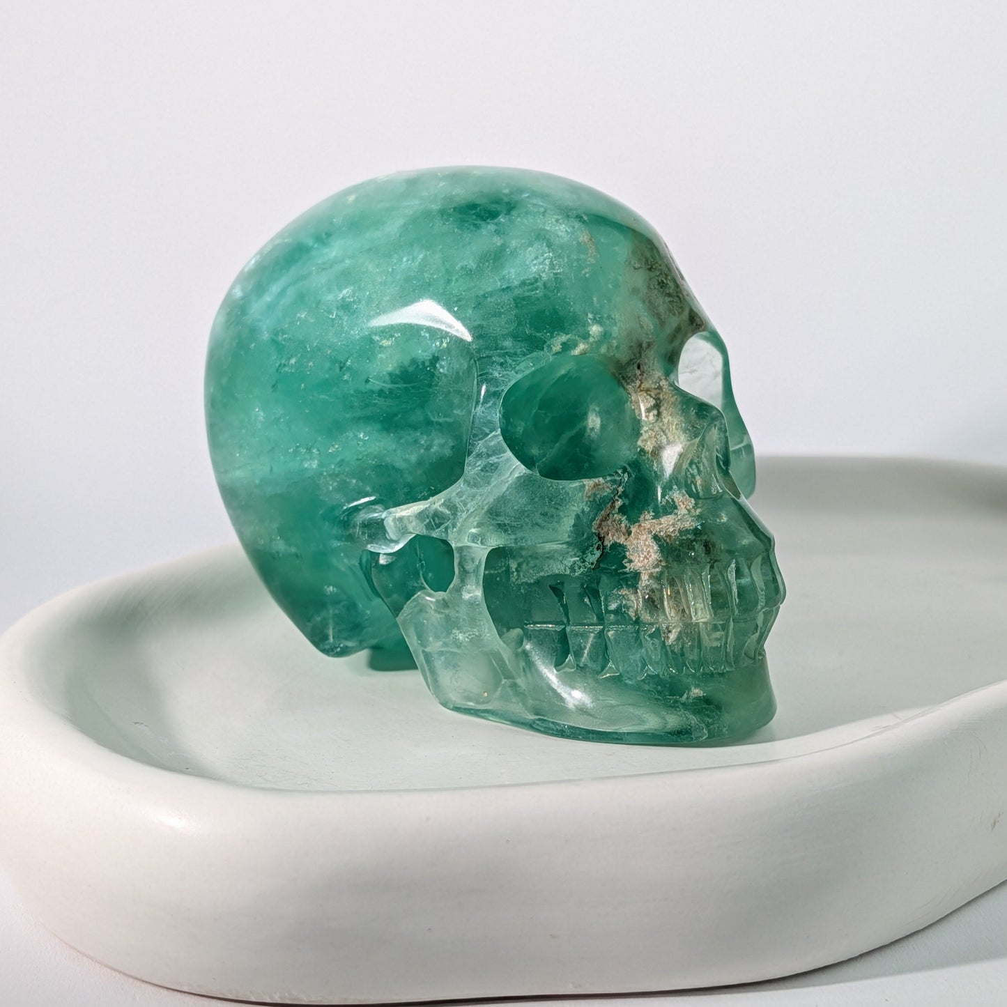 Grüner Kristallschädel Setrius Fluorit 742g transparent