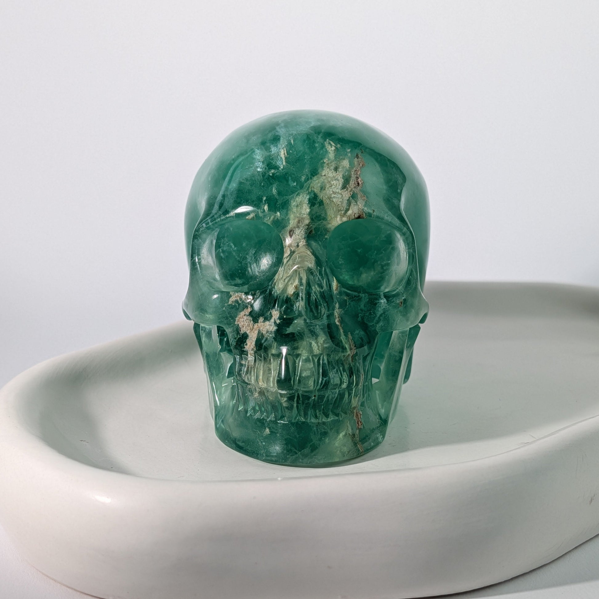 Grüner Kristallschädel Setrius Fluorit 742g transparent