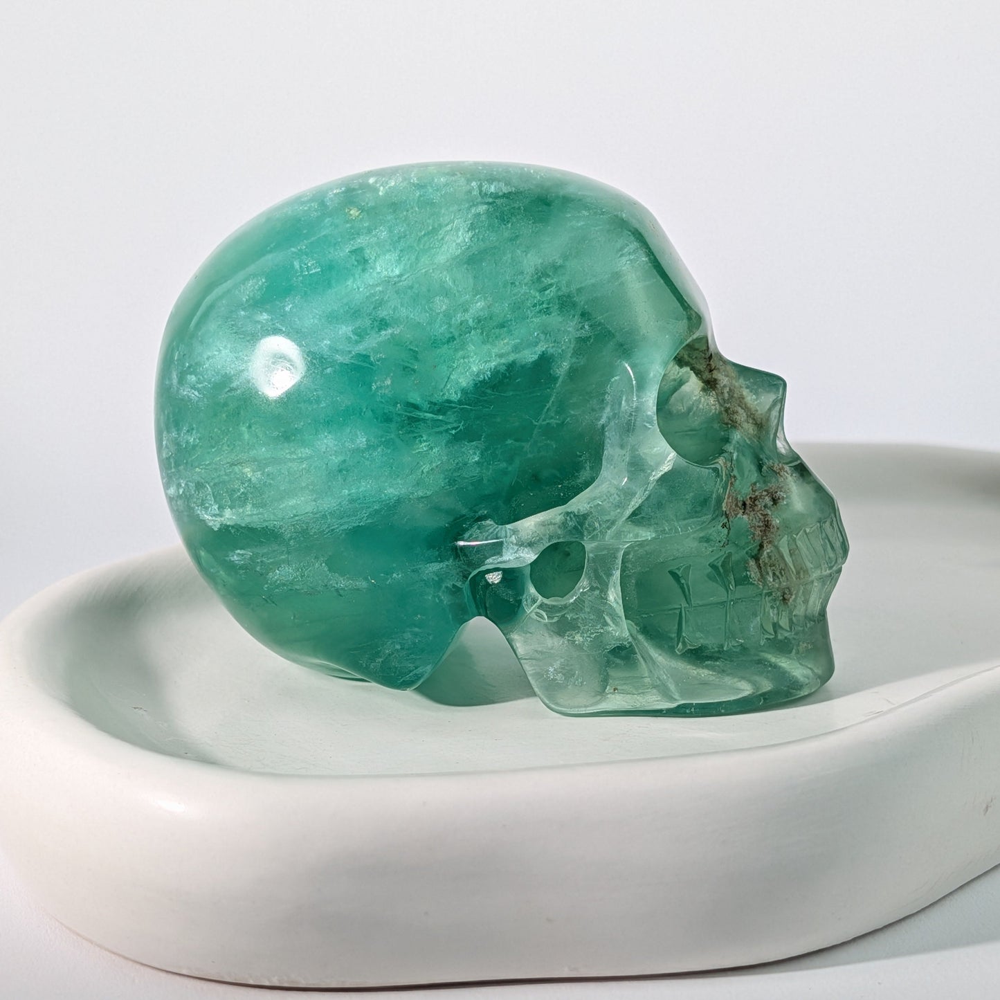 Grüner Kristallschädel Setrius Fluorit 742g transparent