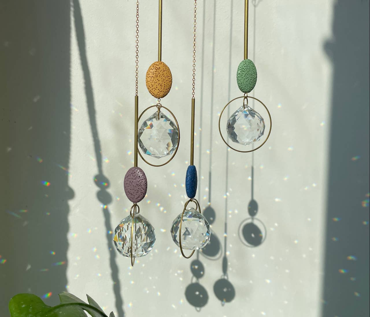 Grüner Suncatcher LAVA mit geschliffenem Kristall, echten Perlen und bunten Steinen.