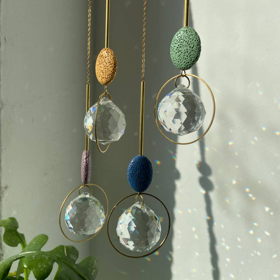 Grüner Suncatcher LAVA mit geschliffenem Kristall, echten Perlen und bunten Steinen.