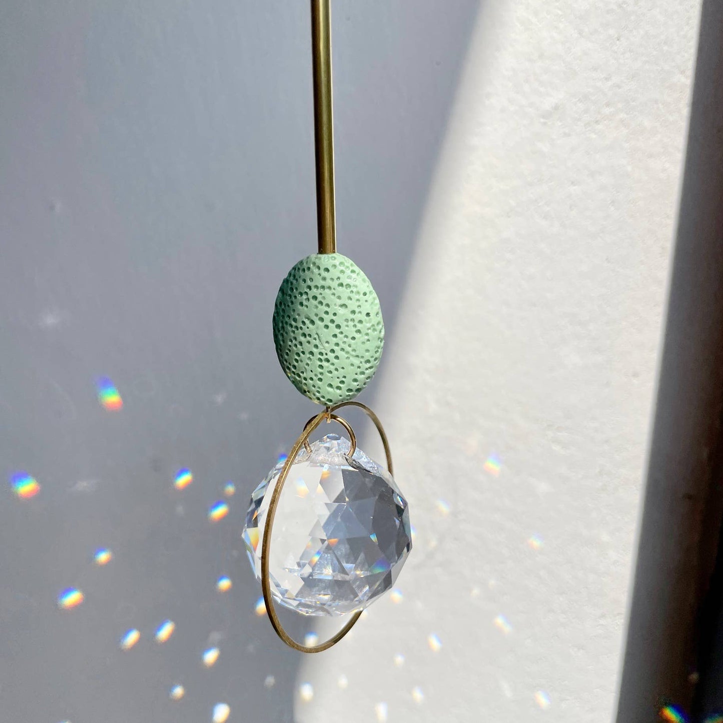 Grüner Suncatcher LAVA mit geschliffenem Kristall, echten Perlen und bunten Steinen.