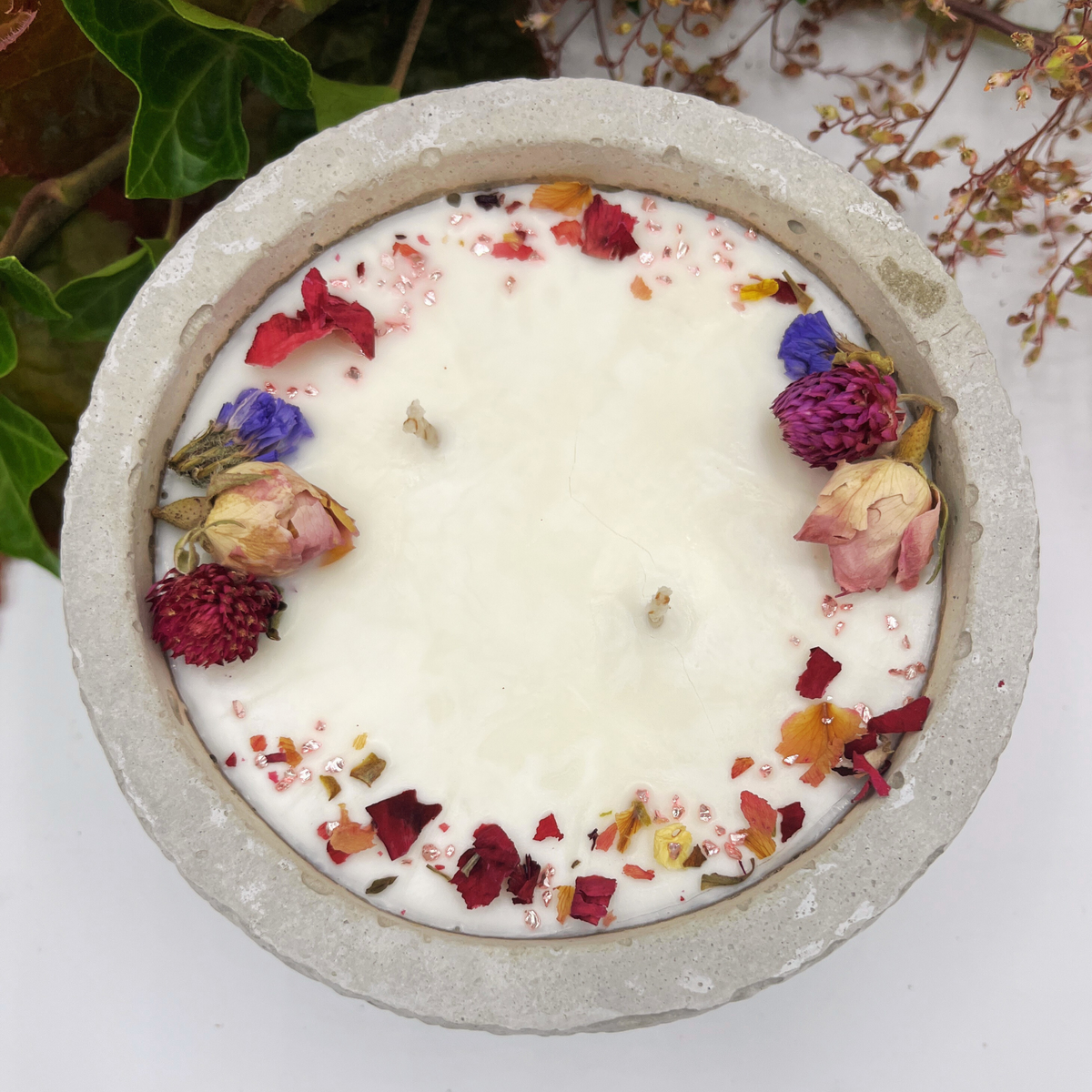 Betonduftkerze „Schwarzwald“ mit Deckel | Vanilla Toffee, 7 Dekore in Grau oder Schwarz