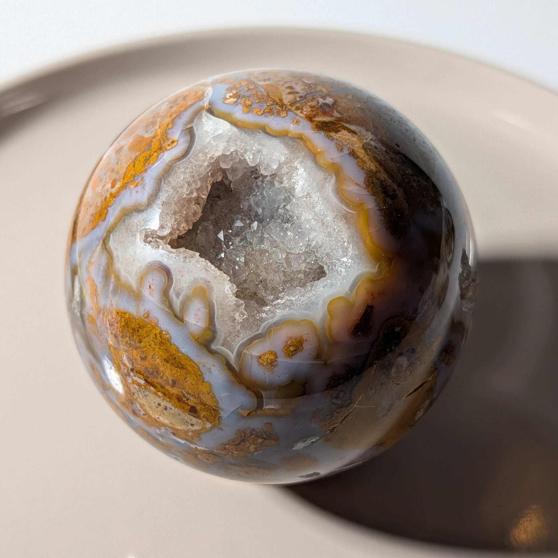 Große Drusenachat Kugel mit tiefer, glitzernder Kristall-Geode und goldgelber Musterung"