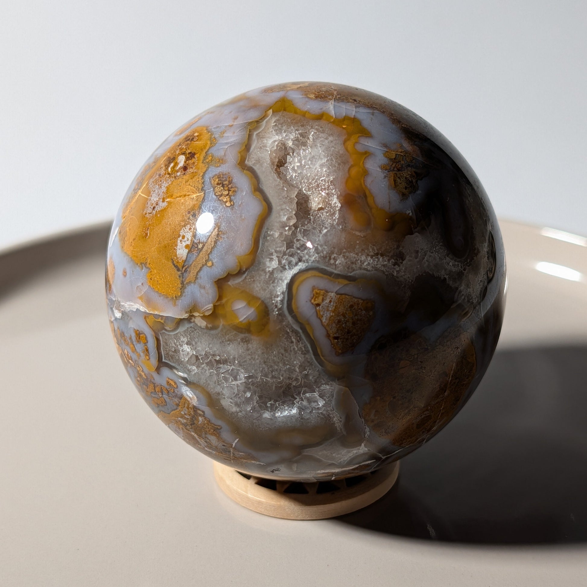 Große Drusenachat Kugel mit tiefer, glitzernder Kristall-Geode und goldgelber Musterung