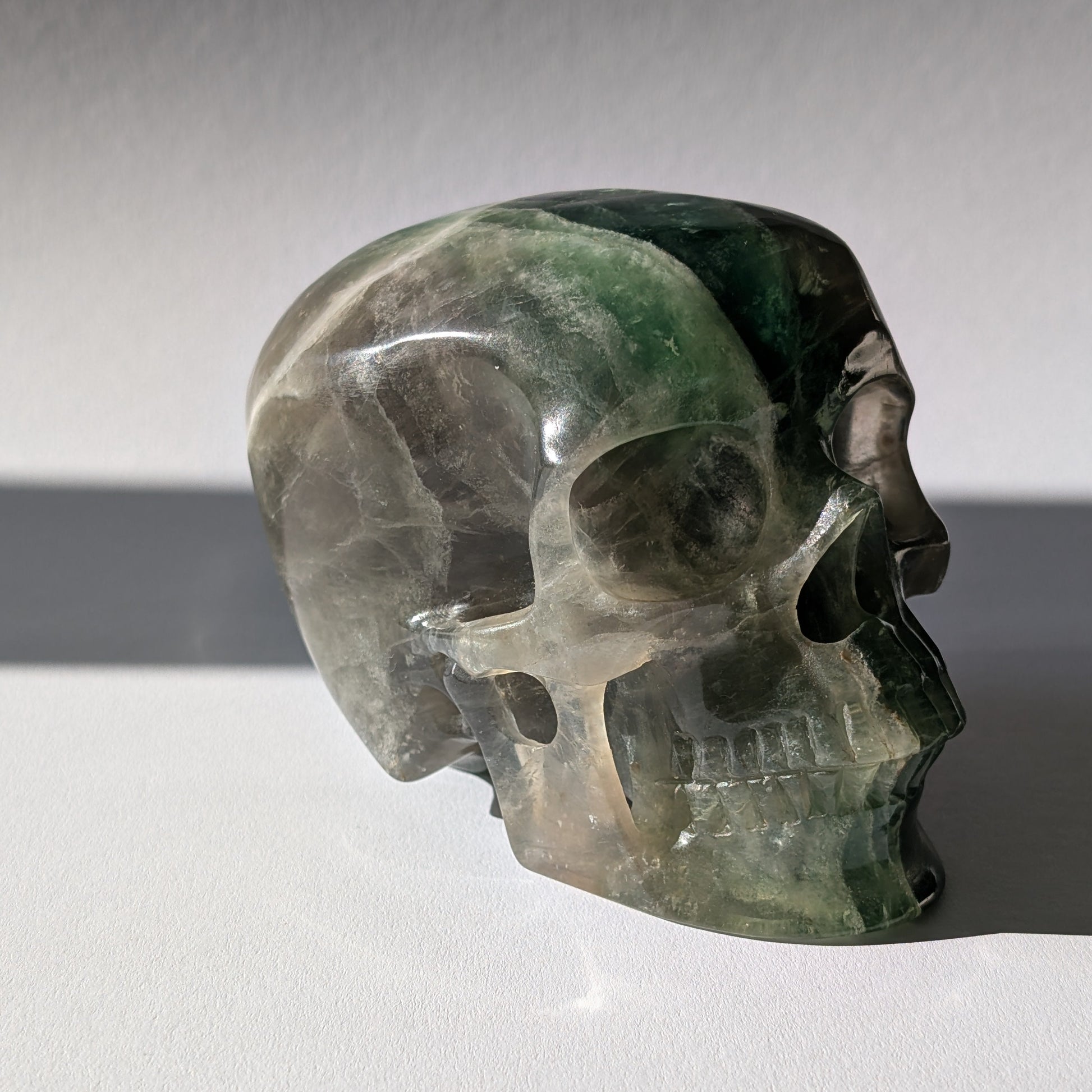 Großer Kristallschädel "Artas" (1.5kg) aus grünem und/oder violettem Fluorit.
