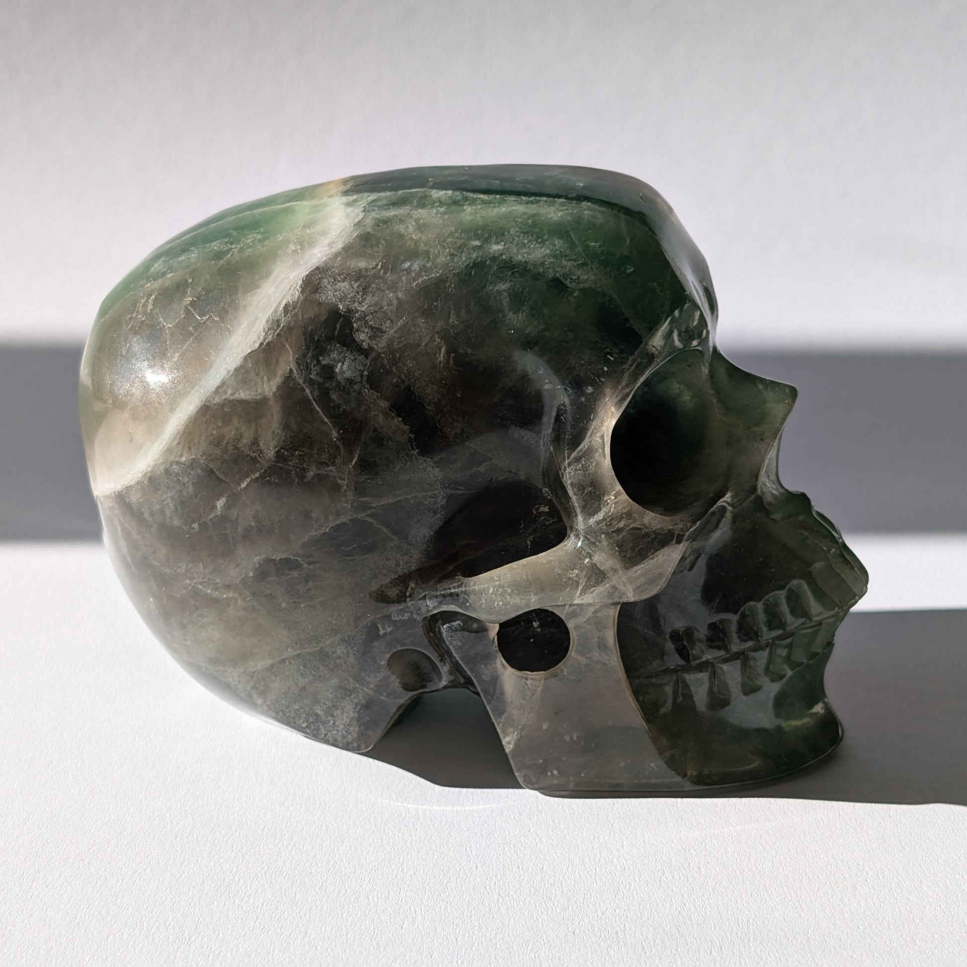 Großer Kristallschädel "Artas" (1.5kg) aus grünem und/oder violettem Fluorit.