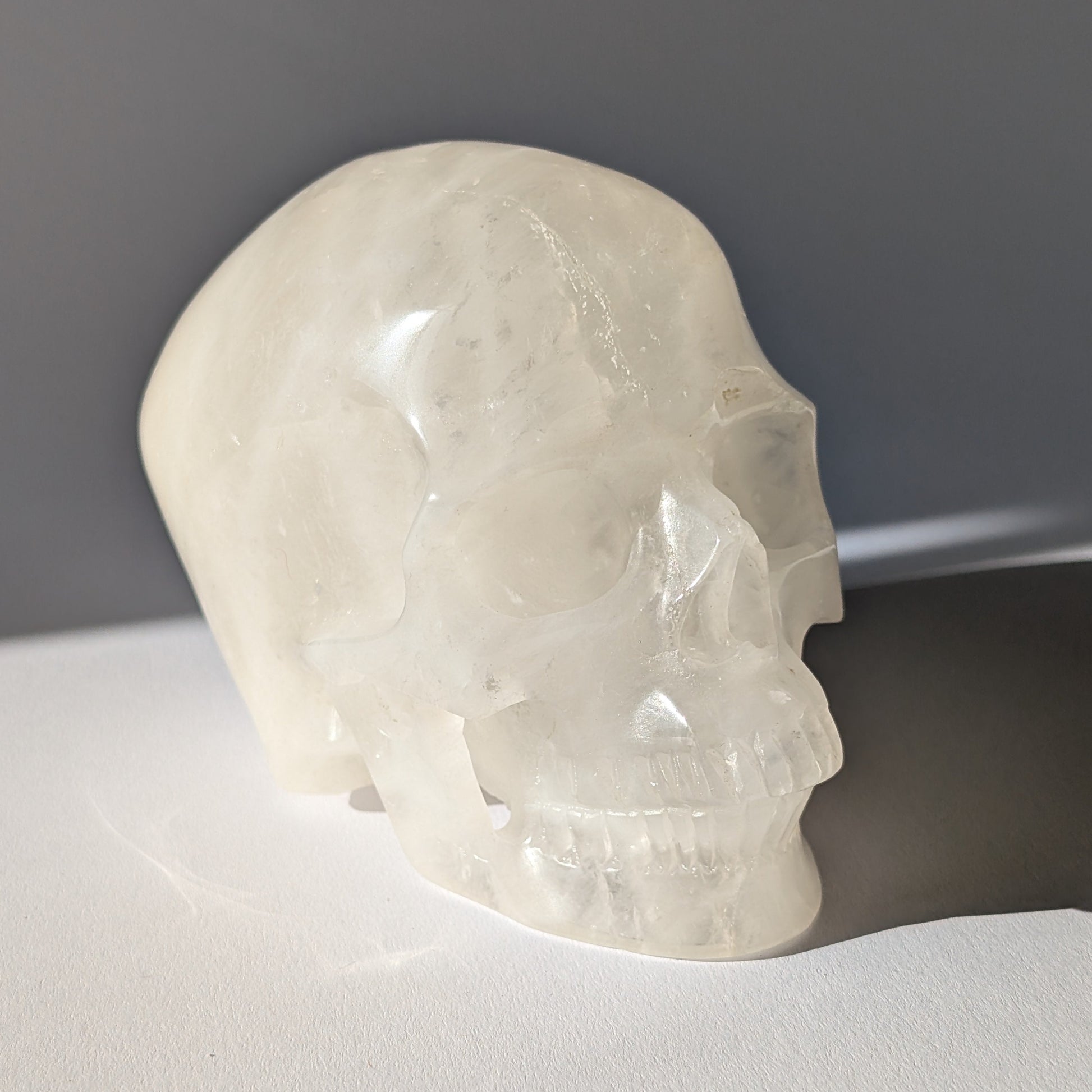 Großer Kristallschädel "Bork" (1.27kg) aus Bergkristall mit eisigen Einschlüssen und Schleiern.
