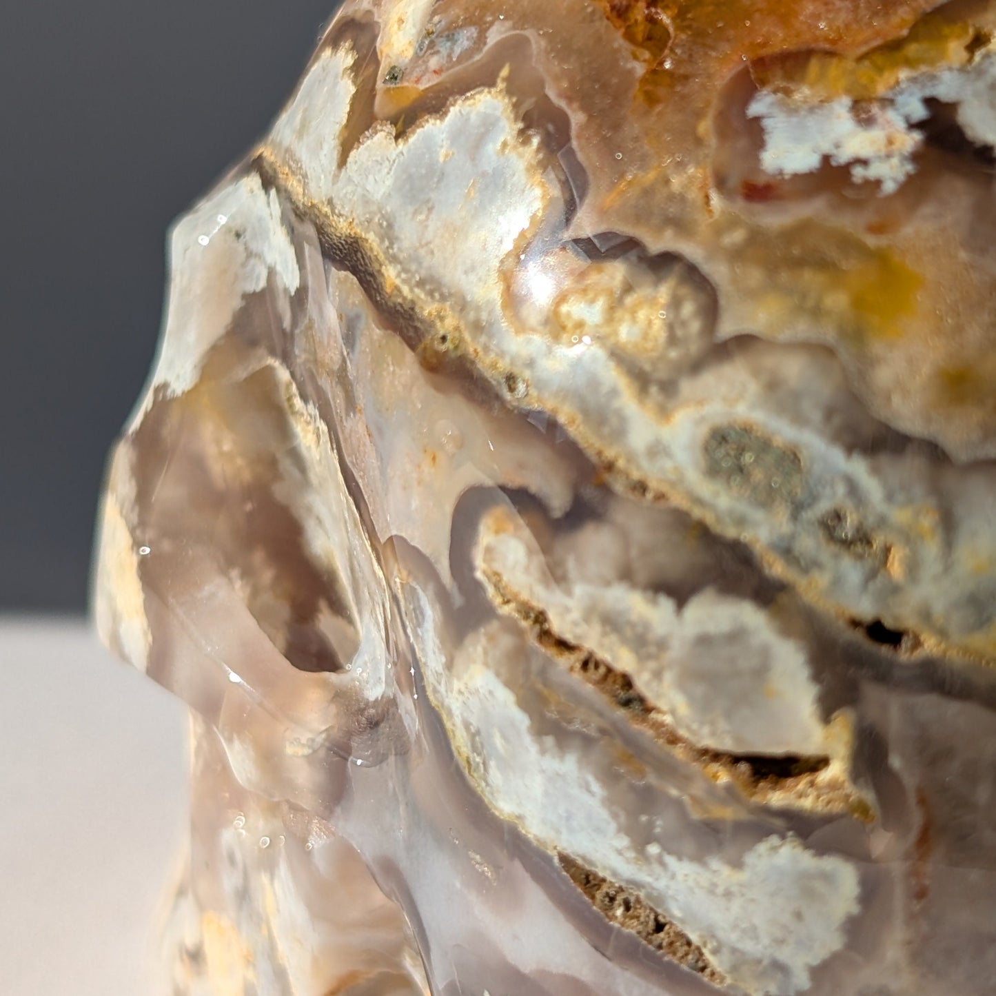 Großer Kristallschädel "Cord" (1.27kg) aus Blumenachat mit rosa-weißen Blüten-Einschlüssen.