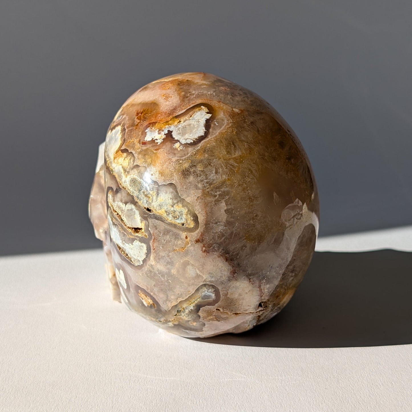 Großer Kristallschädel "Cord" (1.27kg) aus Blumenachat mit rosa-weißen Blüten-Einschlüssen.