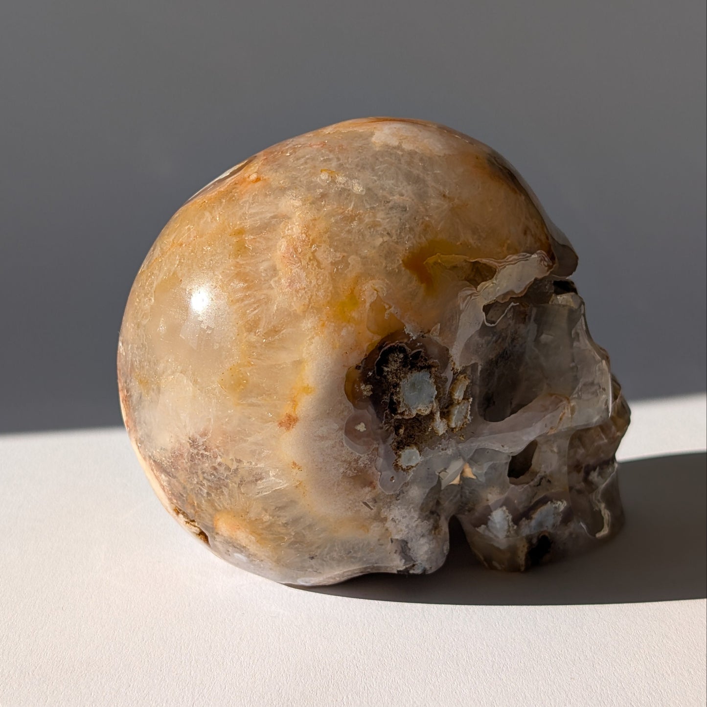 Großer Kristallschädel "Cord" (1.27kg) aus Blumenachat mit rosa-weißen Blüten-Einschlüssen.