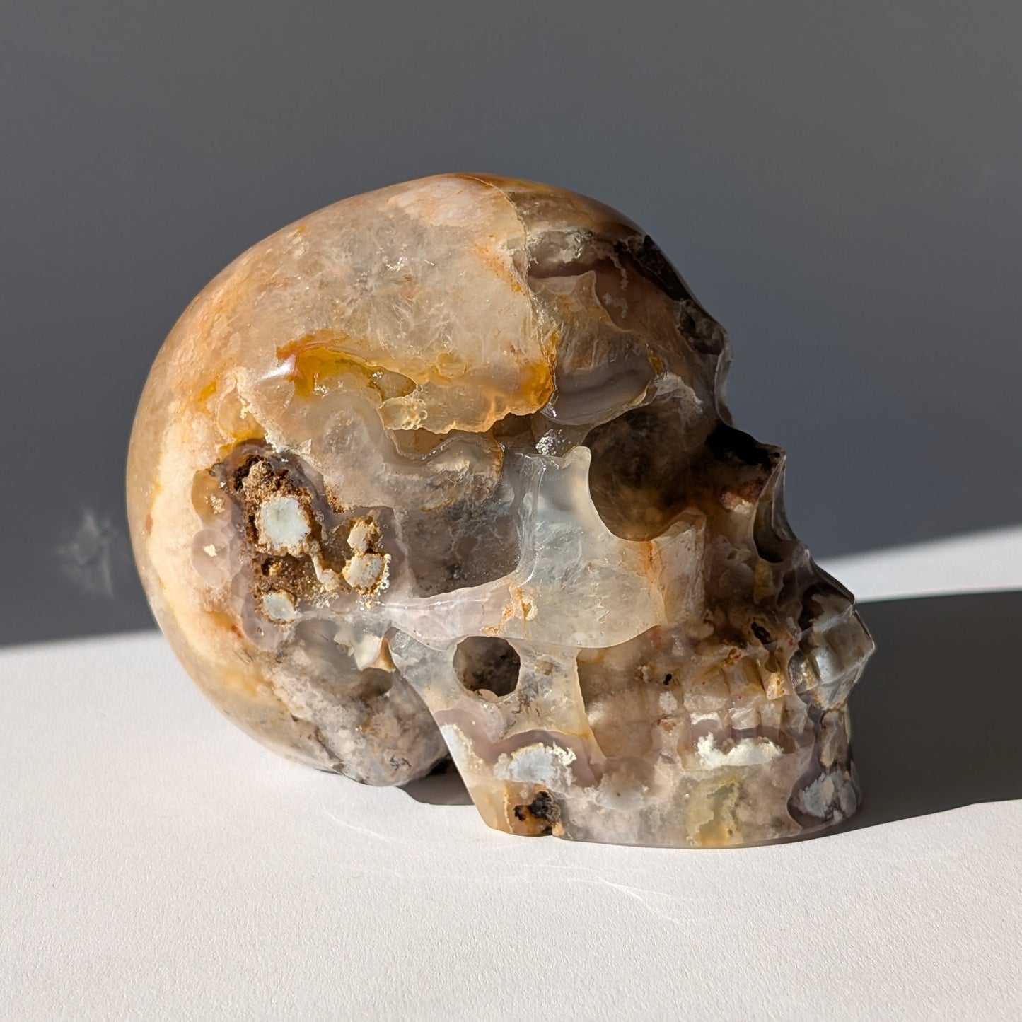 Großer Kristallschädel "Cord" (1.27kg) aus Blumenachat mit rosa-weißen Blüten-Einschlüssen.