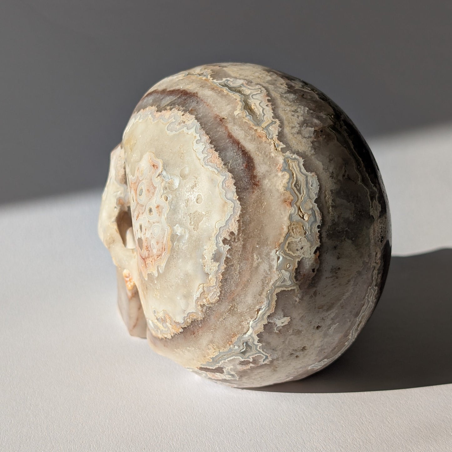 Großer Kristallschädel "Grulaman" (1.37kg) aus stark gemustertem Achat/Jaspis in Erdtönen.