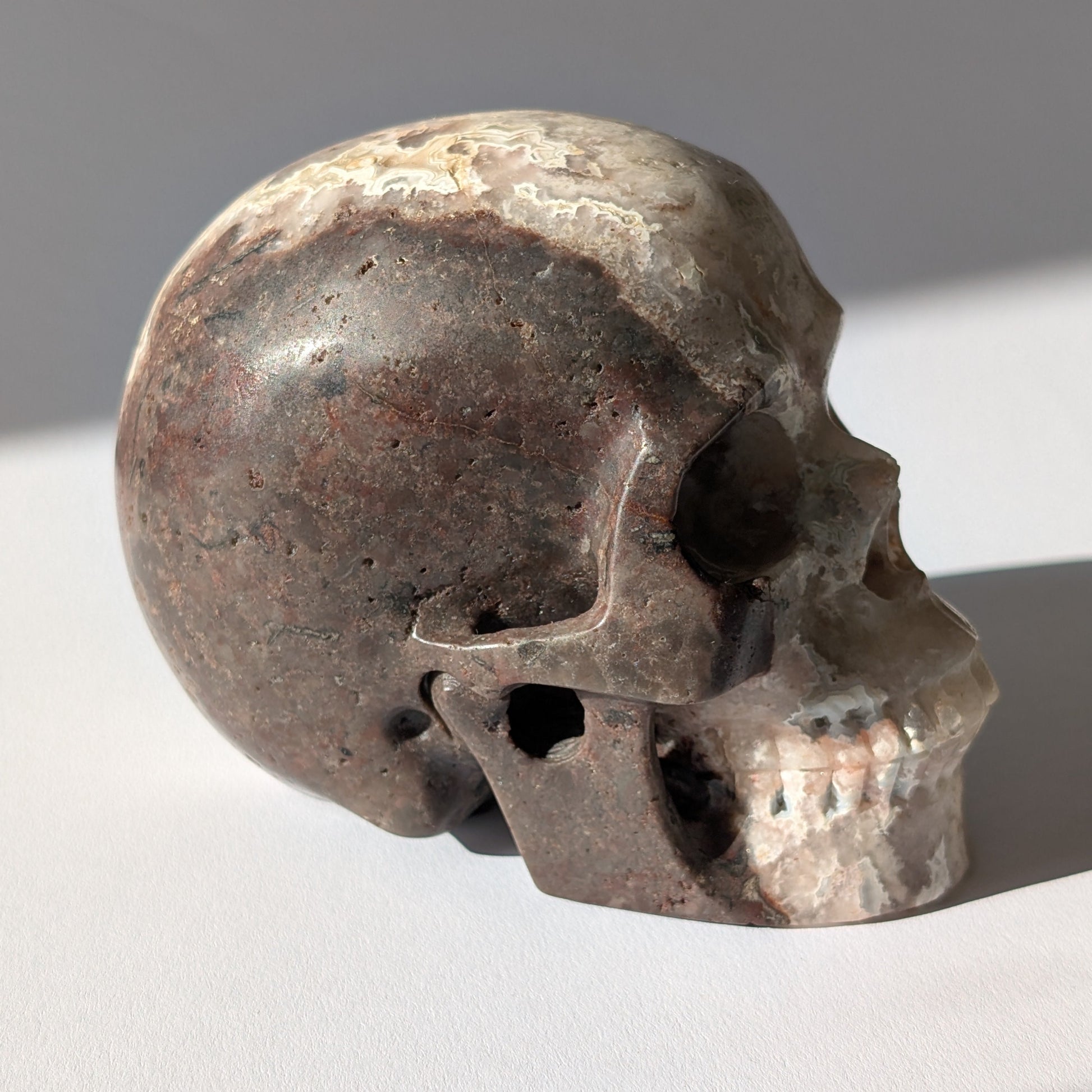 Großer Kristallschädel "Grulaman" (1.37kg) aus stark gemustertem Achat/Jaspis in Erdtönen.