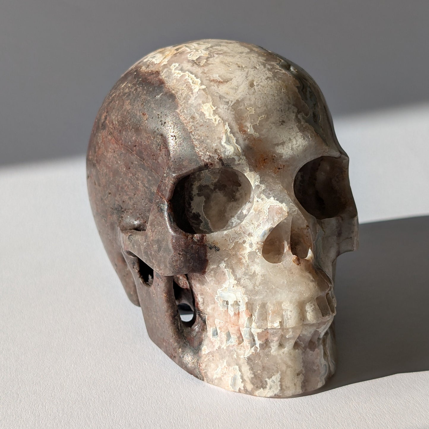 Großer Kristallschädel "Grulaman" (1.37kg) aus stark gemustertem Achat/Jaspis in Erdtönen.