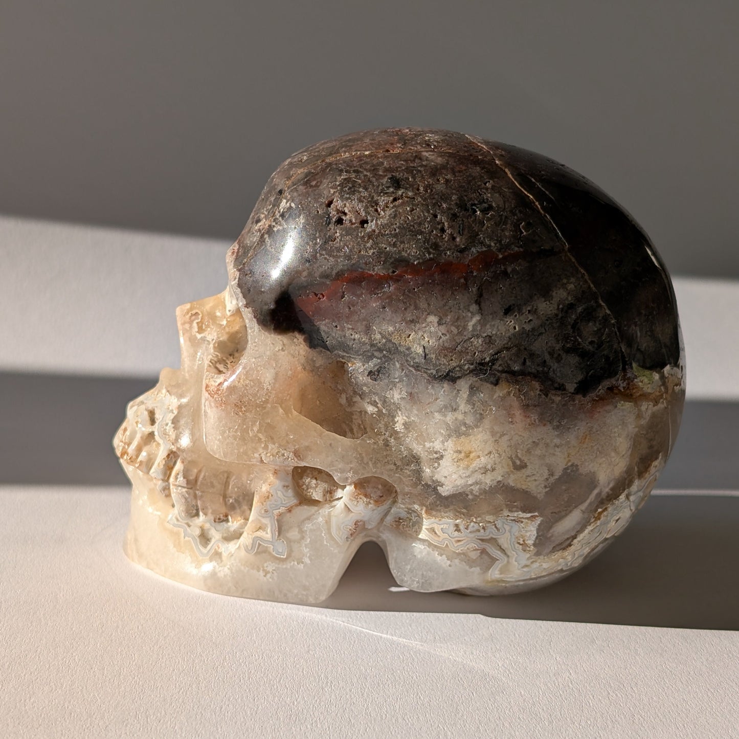 Großer Kristallschädel "Keram" (1.3kg) aus gemustertem Achat mit funkelnden Druzy-Taschen.