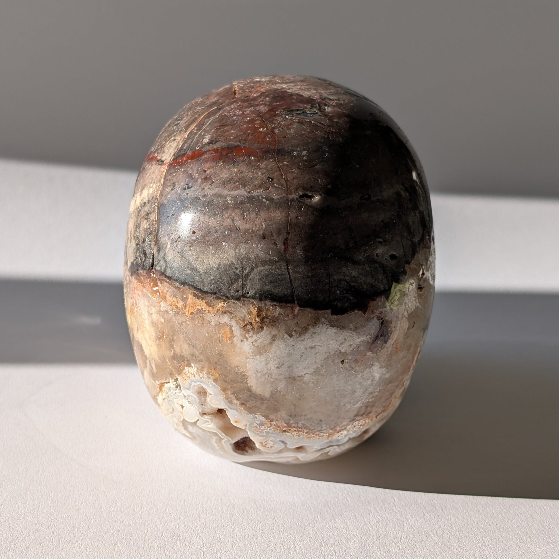 Großer Kristallschädel "Keram" (1.3kg) aus gemustertem Achat mit funkelnden Druzy-Taschen.