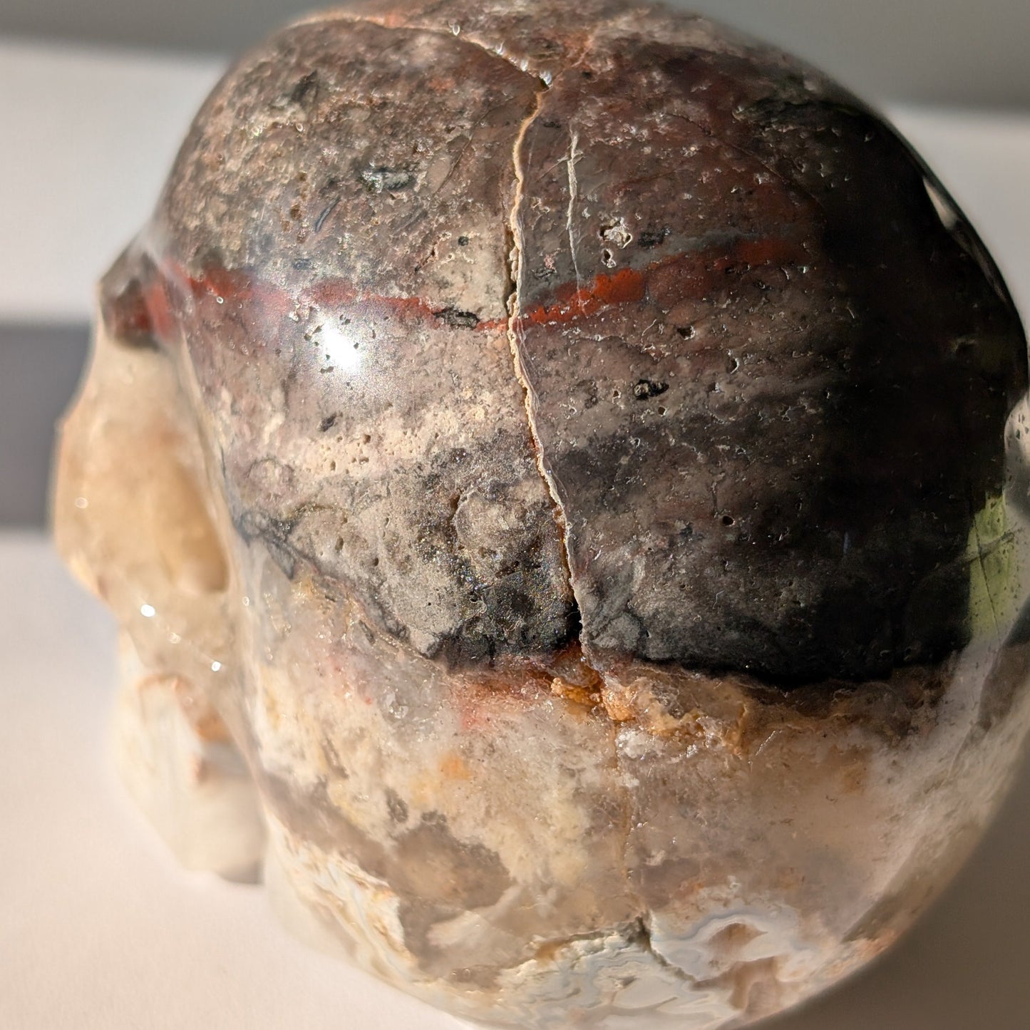 Großer Kristallschädel "Keram" (1.3kg) aus gemustertem Achat mit funkelnden Druzy-Taschen.