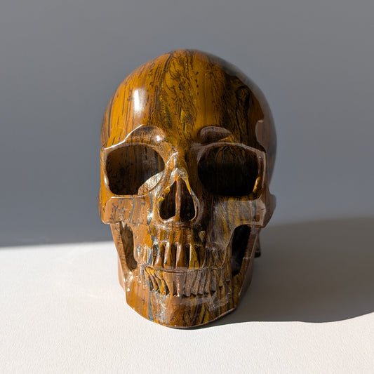 Großer Kristallschädel "Mekil" (1.32kg) aus gebändertem Tigereisen mit Goldschimmer.