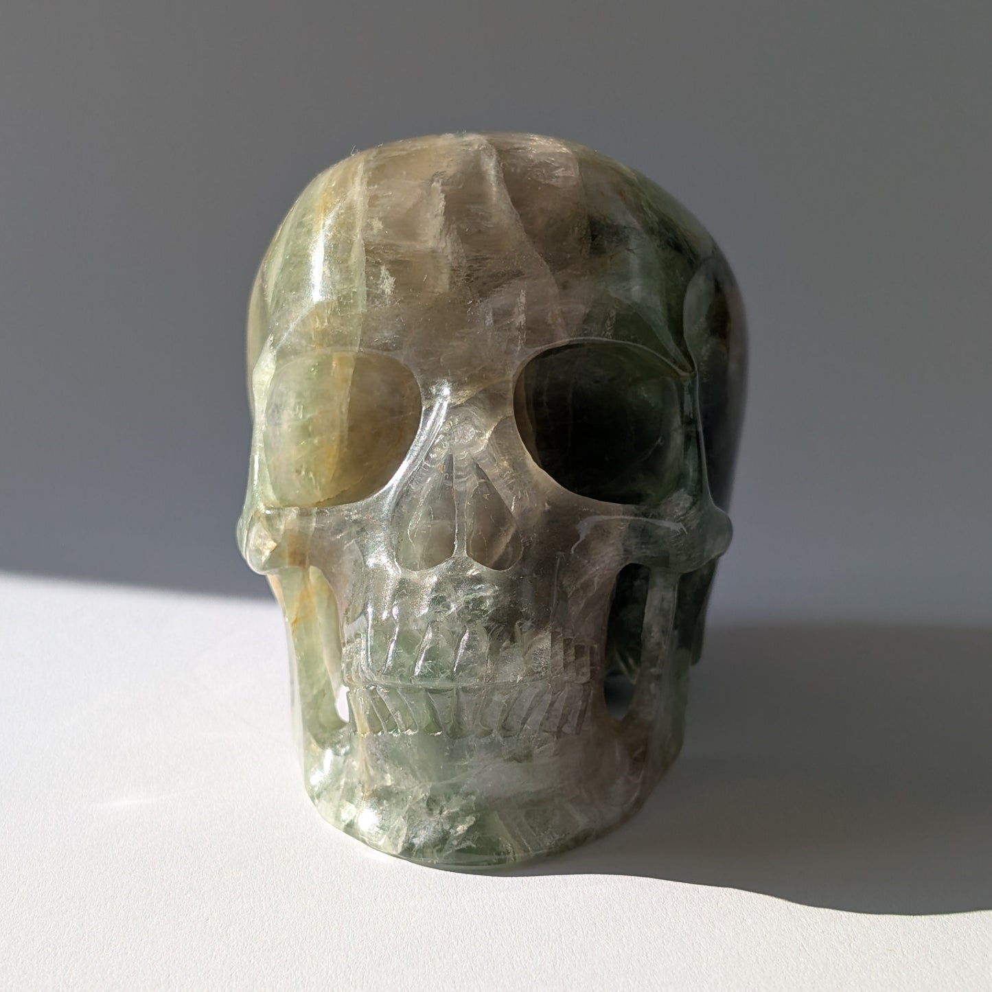 Großer Kristallschädel "Munari" (1.57kg) aus grün-gelb gebändertem Fluorit (Flachkopf-Stil)