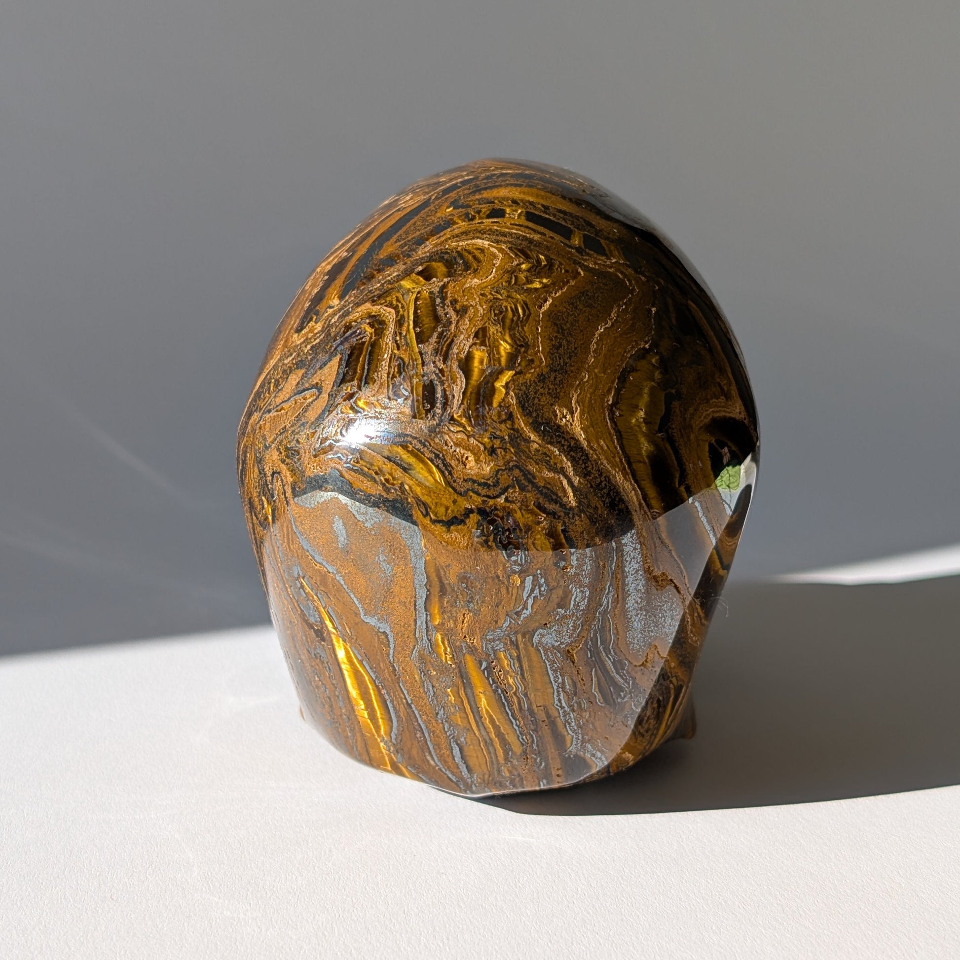 Großer Kristallschädel "Roban" (1.55kg) aus hochwertigem Tigereisen mit starkem Goldschimmer.