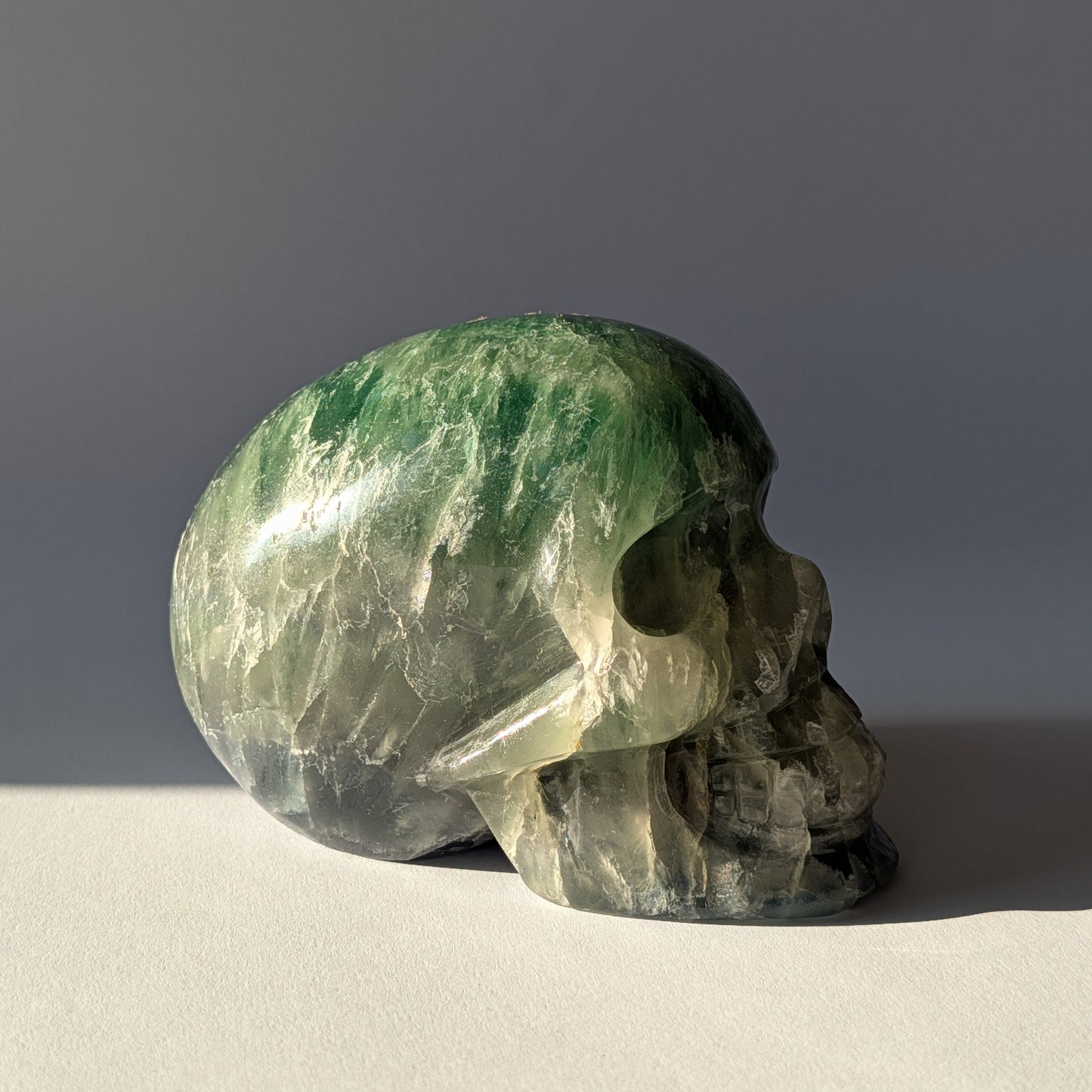 Großer grüner Kristallschädel Shan Fluorit 1,45kg kristalline Struktur