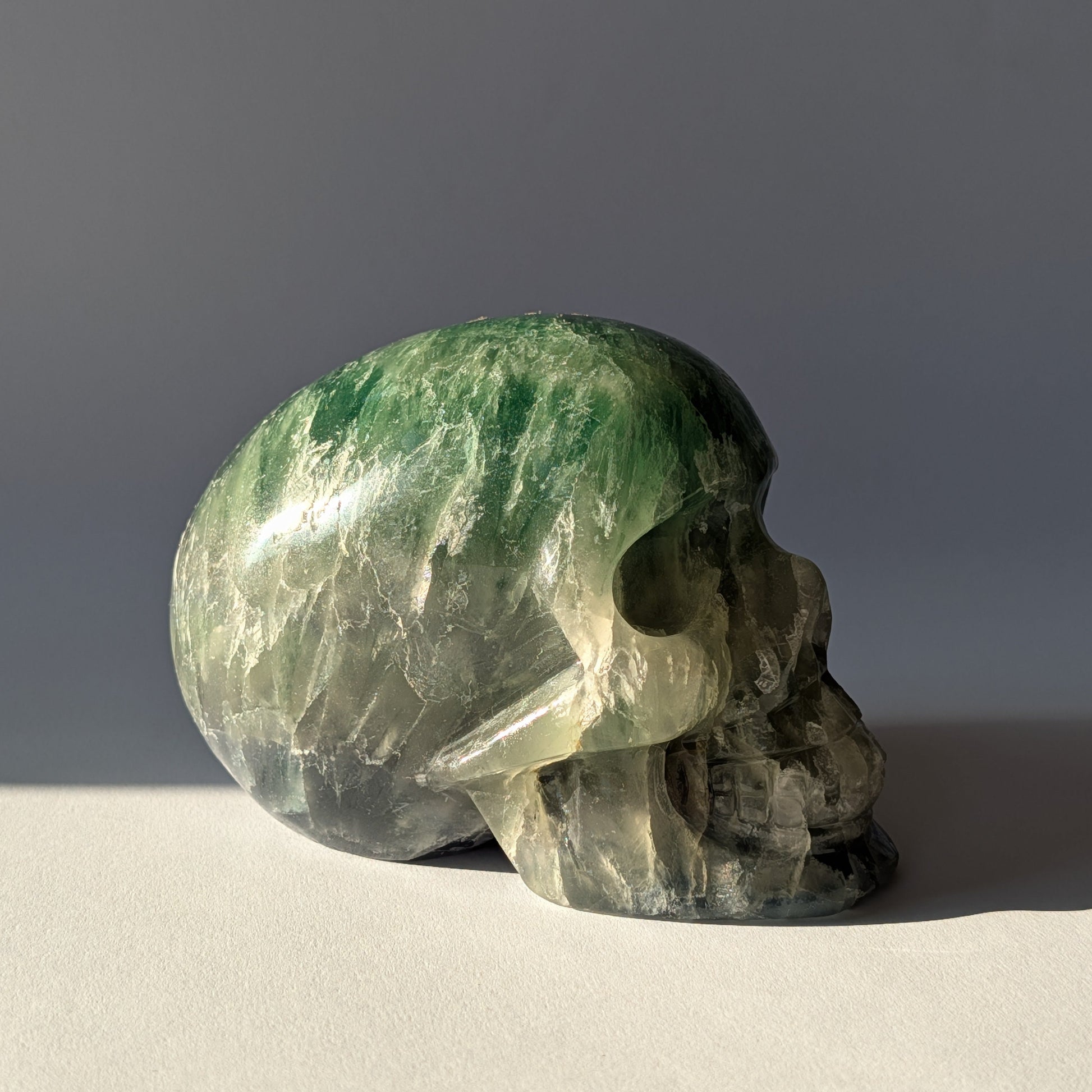 Großer grüner Kristallschädel Shan Fluorit 1,45kg kristalline Struktur