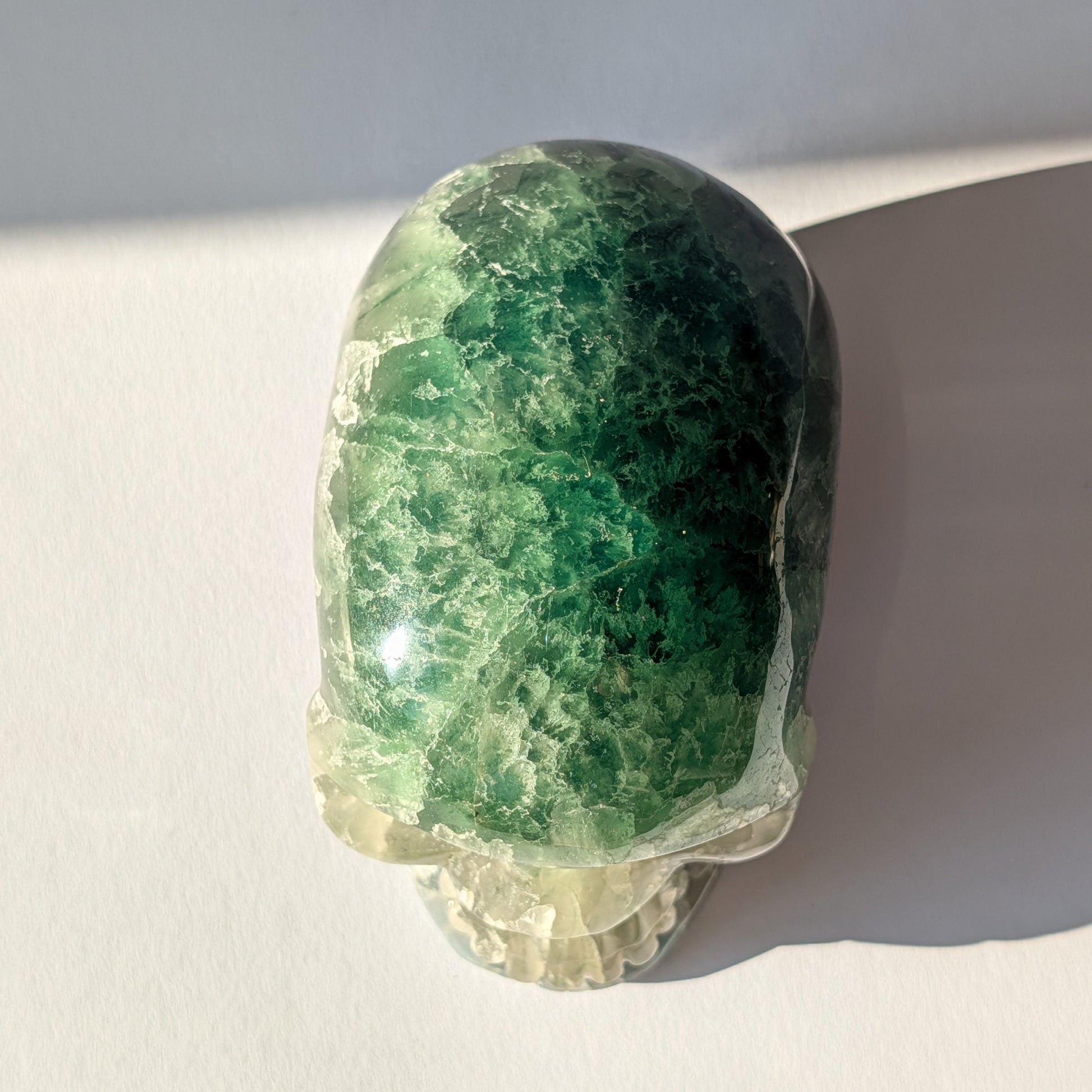 Großer grüner Kristallschädel Shan Fluorit 1,45kg kristalline Struktur