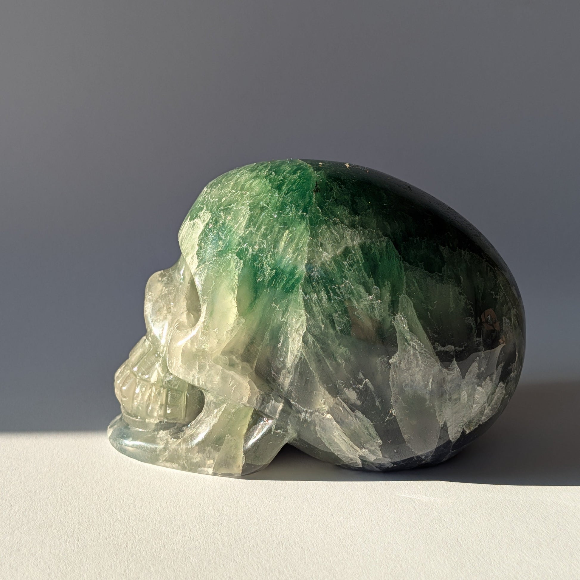 Großer grüner Kristallschädel Shan Fluorit 1,45kg kristalline Struktur
