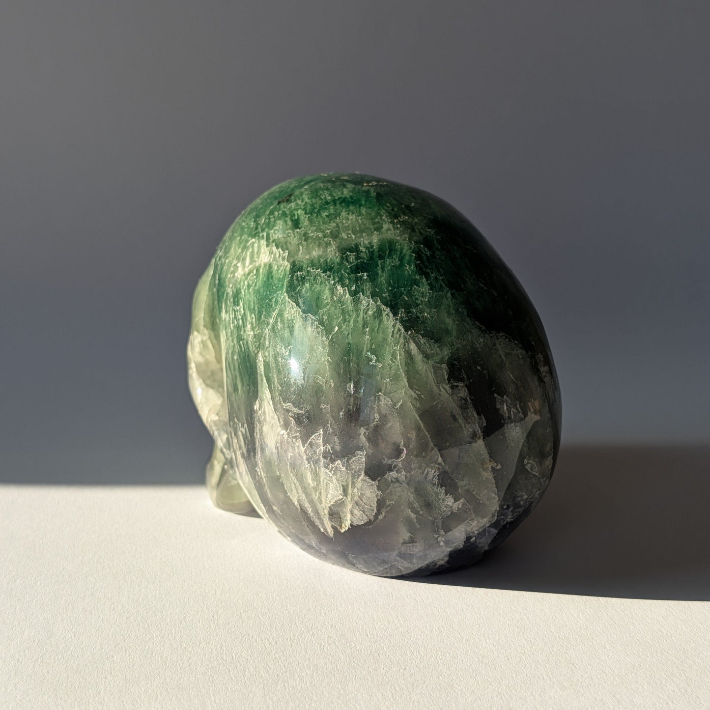 Großer grüner Kristallschädel Shan Fluorit 1,45kg kristalline Struktur