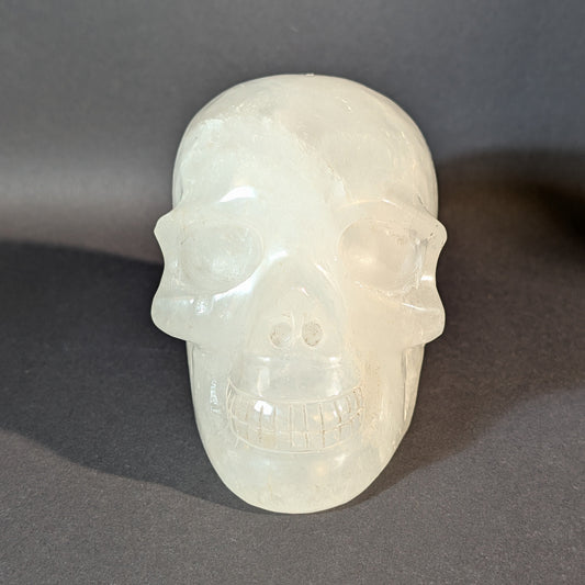 Großer, handgeschnitzter Kristallschädel Creo aus klarem Bergkristall, 1661 Gramm schwer, für Manifestation und geistige Klarheit.