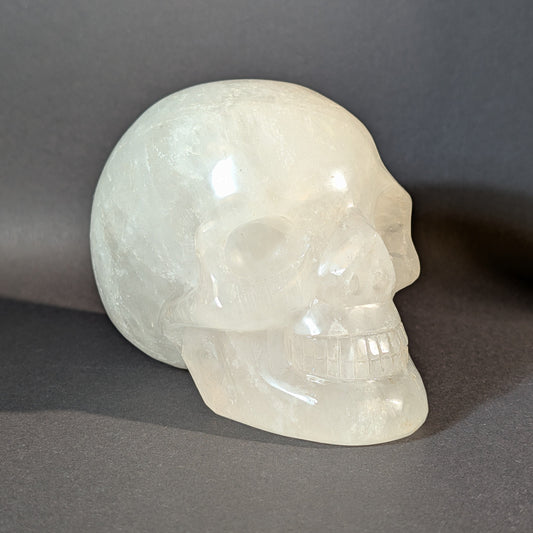 Großer, handgeschnitzter Kristallschädel Rorik aus milchig-weißem Schneequarz (Eisquarz), 1466 Gramm schwer, für innere Balance und sanfte Reinigung.