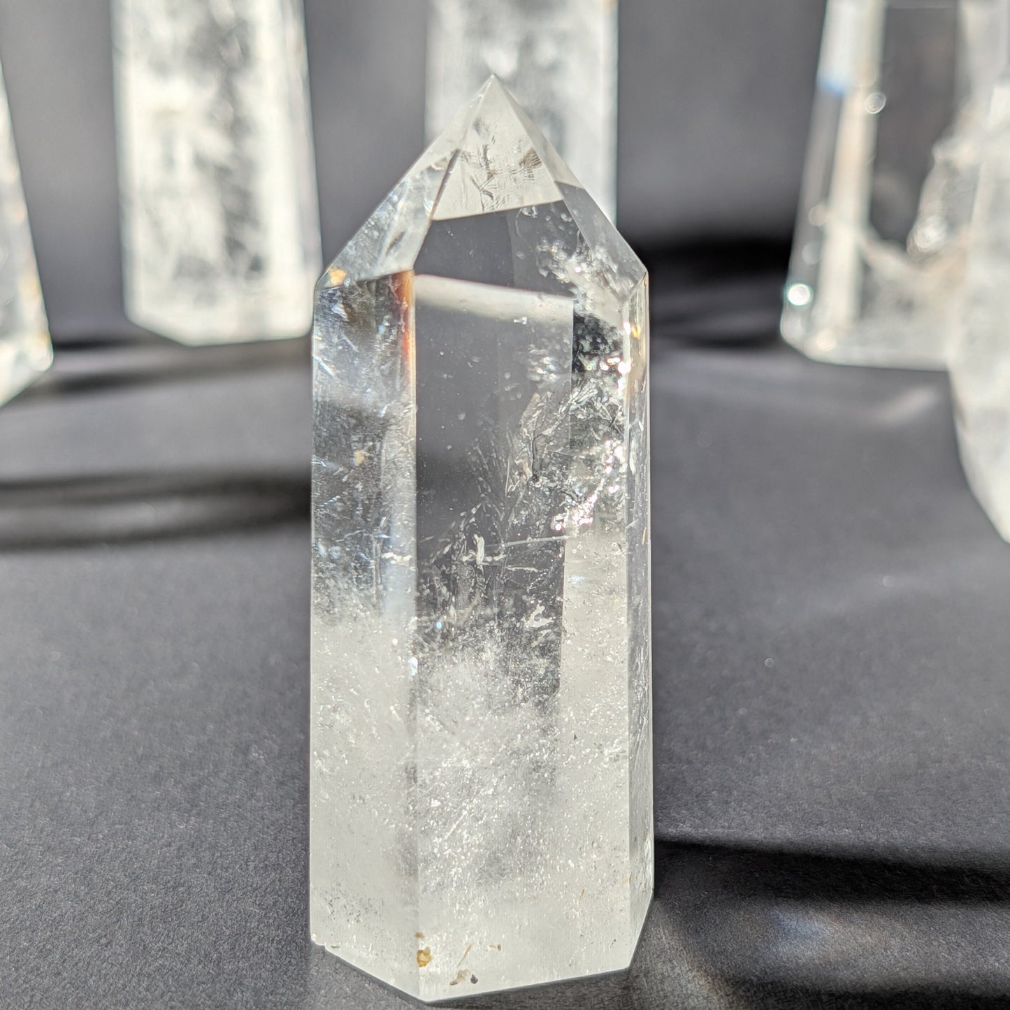 Gruppe von klaren Bergkristall Spitzen A+ Qualität, stehende Edelstein Obelisken aus Indien vor dunklem Hintergrund