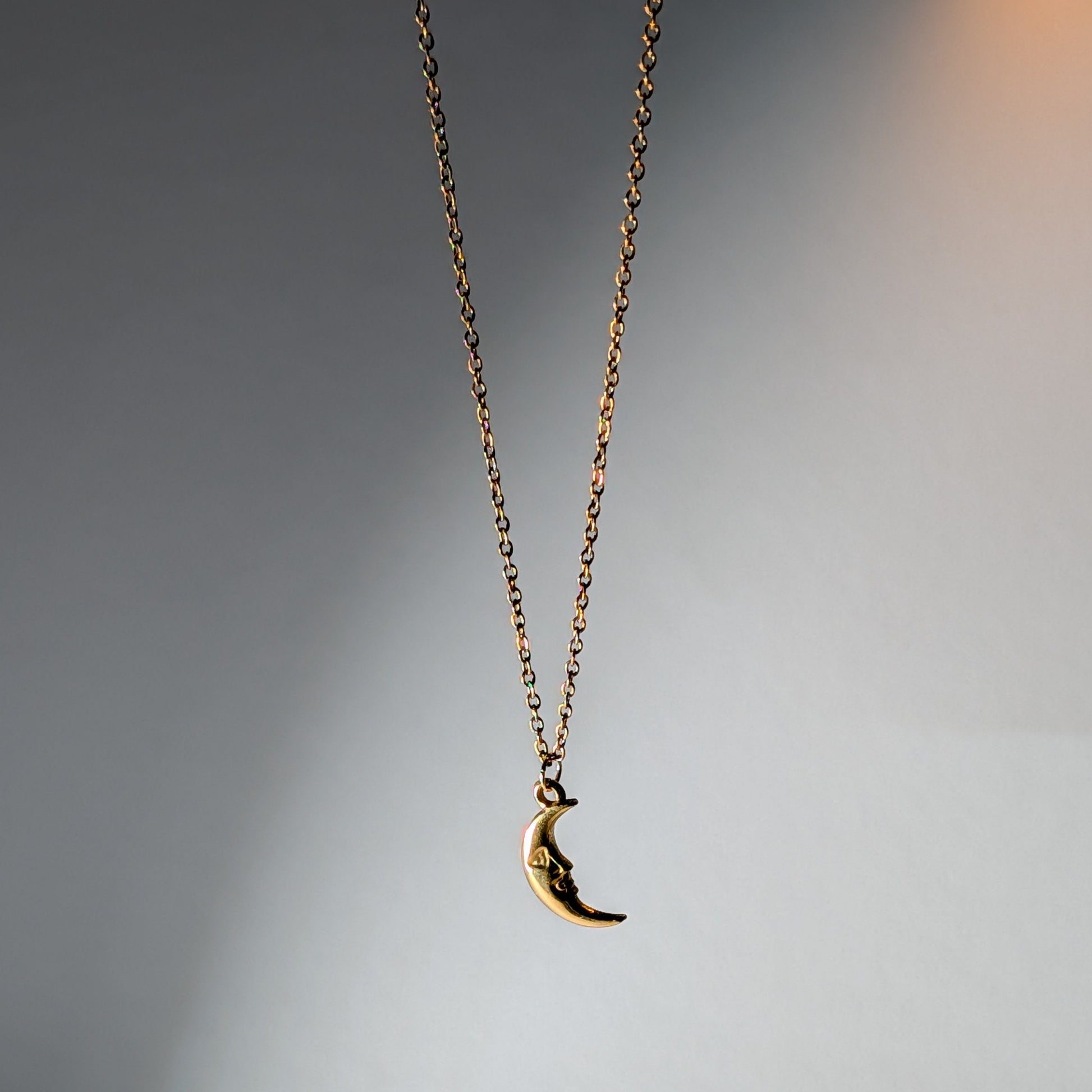 Halbmond Halskette Gold 18K Edelstahl Mondgesicht Anhänger Waterproof Temple of Desire