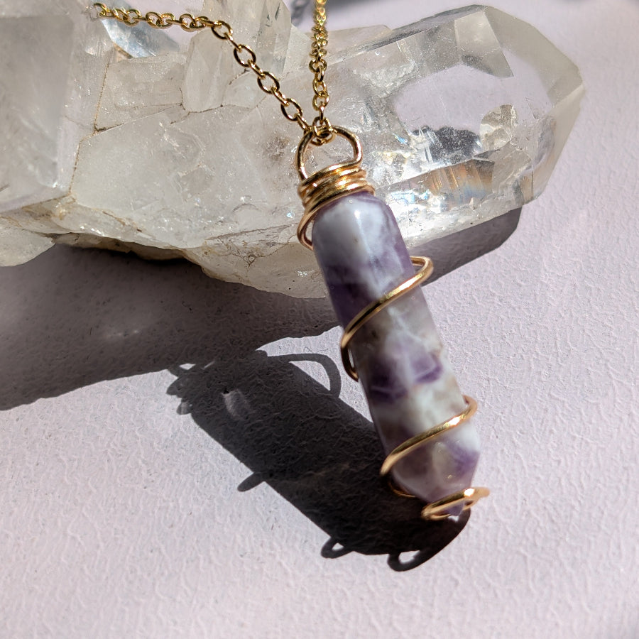 Goldene Halskette mit einem facettierten Amethyst-Anhänger.